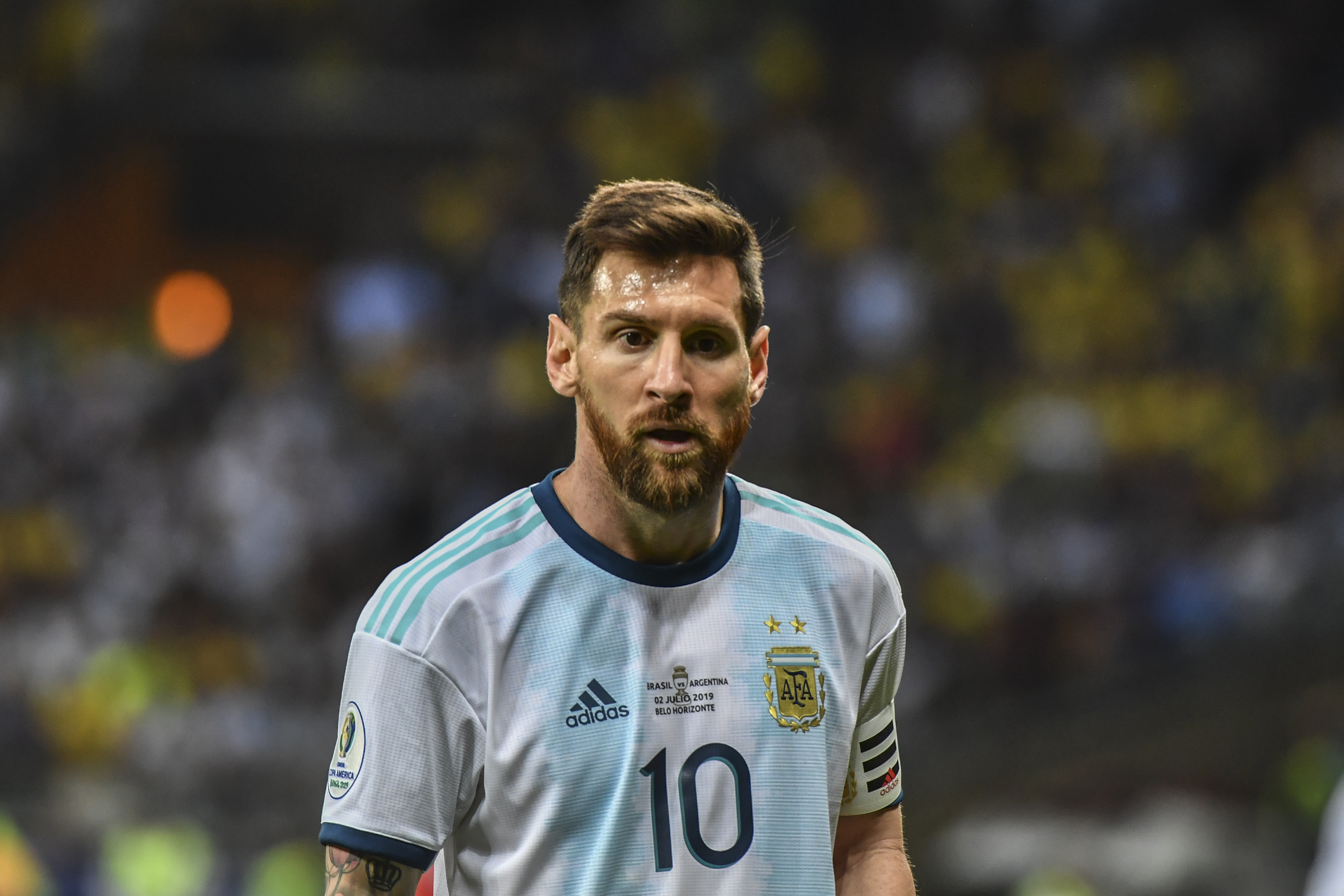 Lionel Messi criticó el arbitraje después de la eliminación de Argentina. (Foto Prensa Libre: AFP)