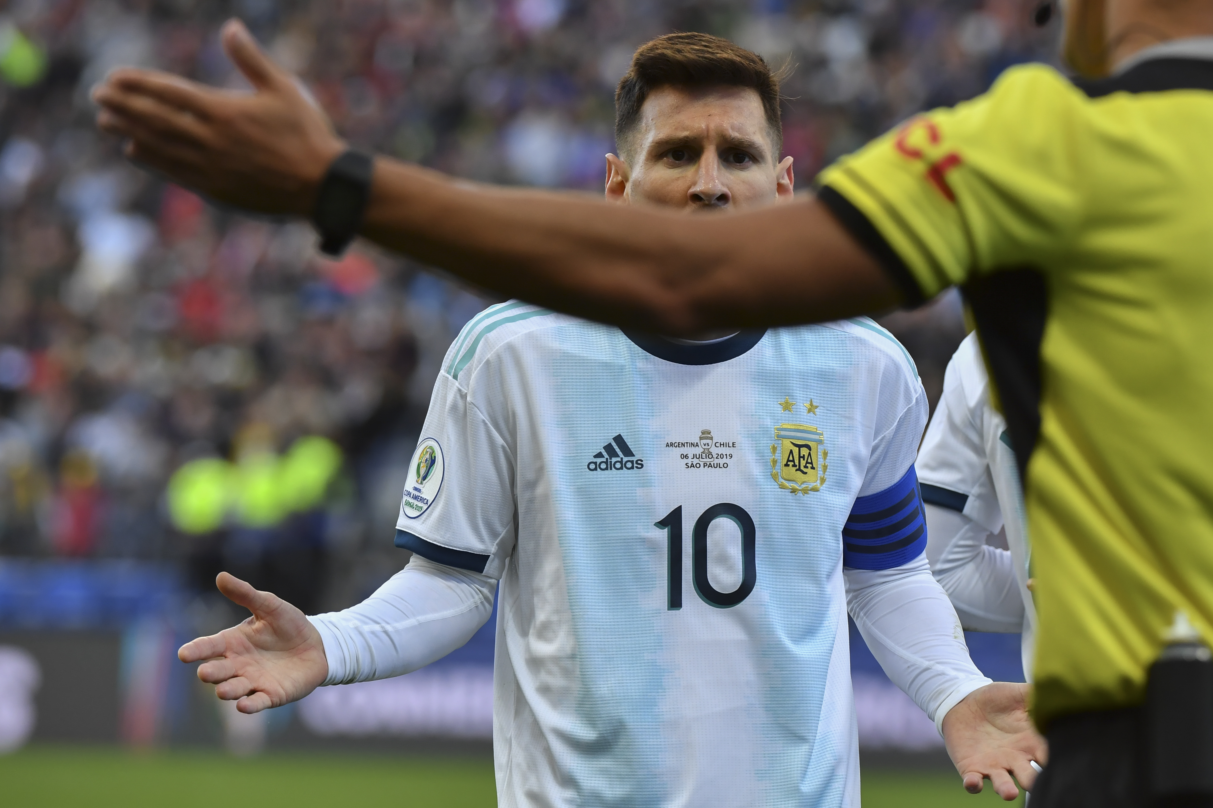 Lionel Messi le reclama al árbitro después de ser expulsado. (Foto Prensa Libre: AFP)