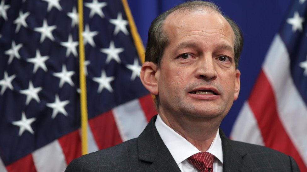 Alex Acosta presentó su dimisión.