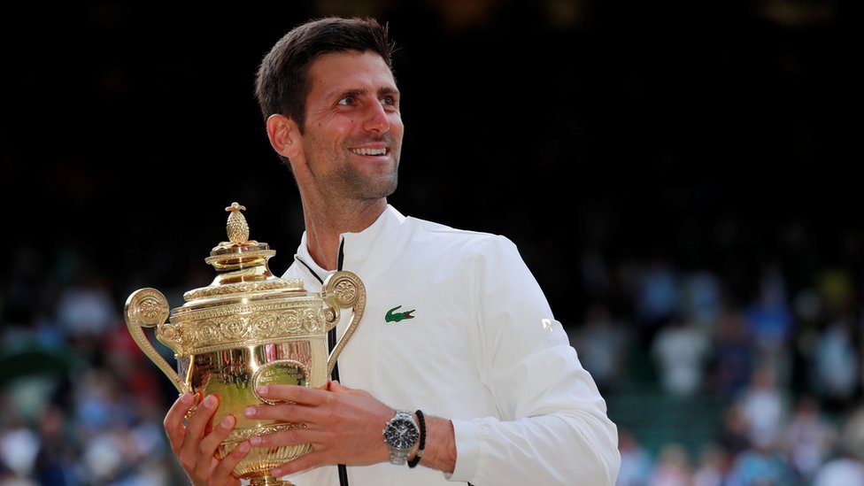 Novak Djokovic (en la imagen) se impuso a Roger Federer en la final de Wimbledon.