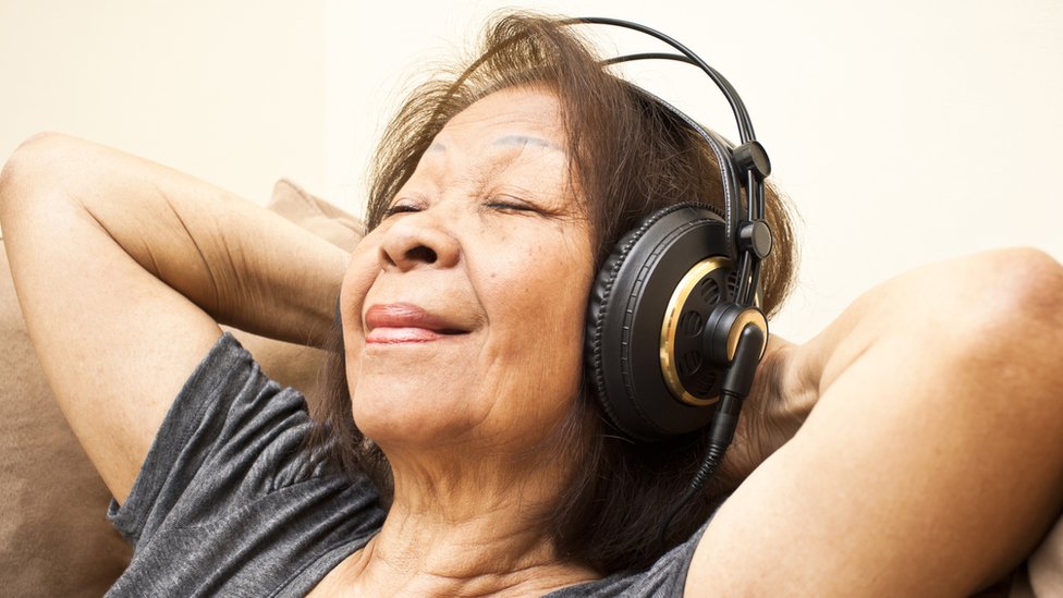 La música enciende la región emocional del cerebro, dicen los expertos.
