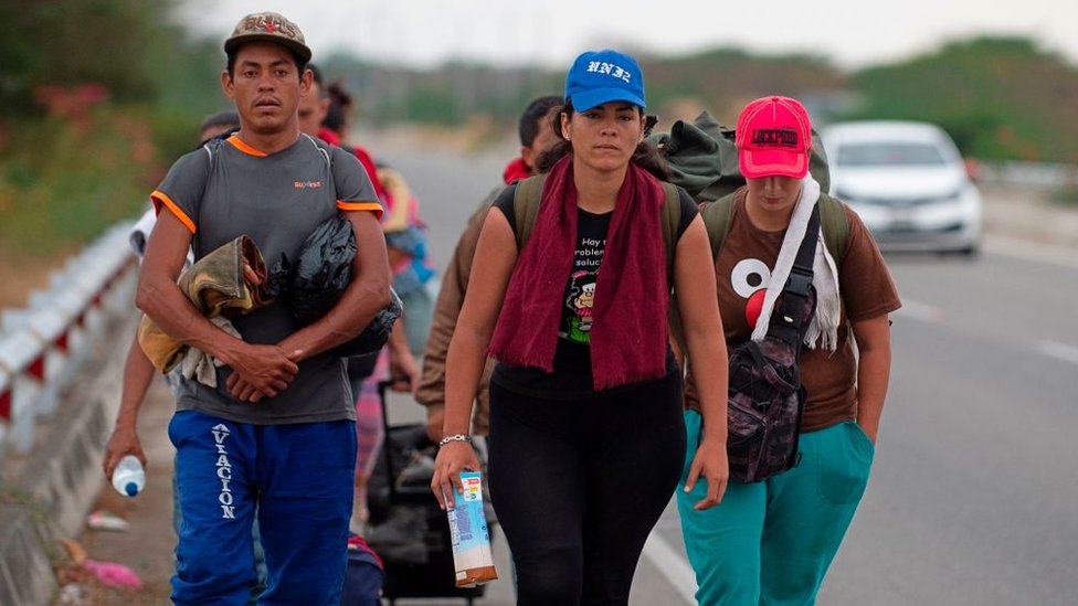 Decenas de miles de venezolanos se han desplazado por vía terrestre hasta países como Ecuador o Perú. (Foto Prensa Libre: Getty Images)