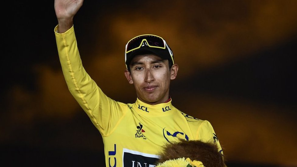 Egan Bernal de amarillo en el podio de París, al final del Tour de Francia. Para muchos, el mayor triunfo en la historia del deporte colombiano.