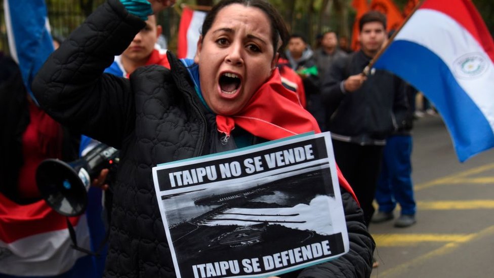 El acuerdo bilateral también provocó protestas en las calles.