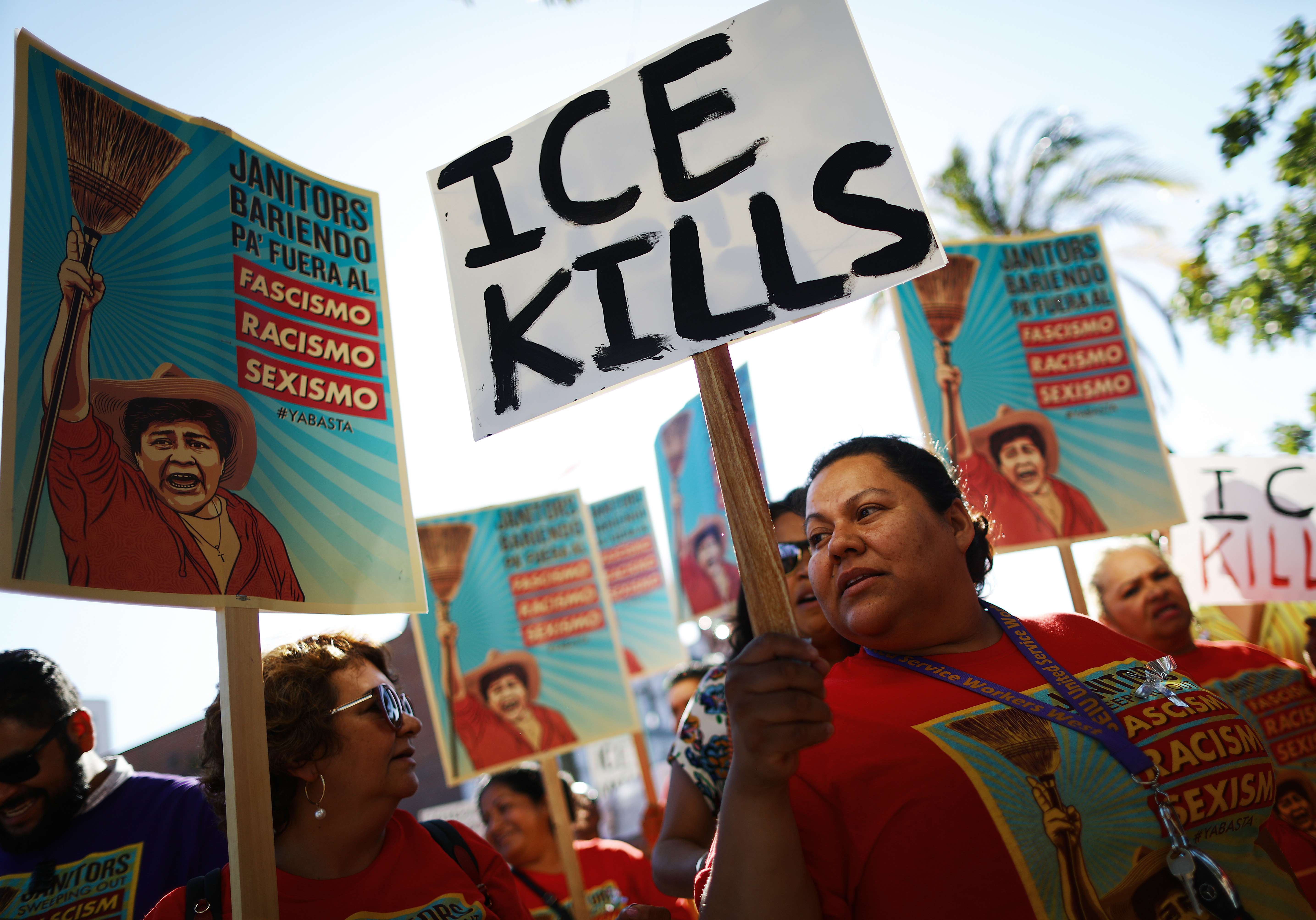 Migrantes y organismos humanitarios protestan en contra de las condiciones en que se mantienen los migrantes en centros de detención. (Foto Prensa Libre; AFP)