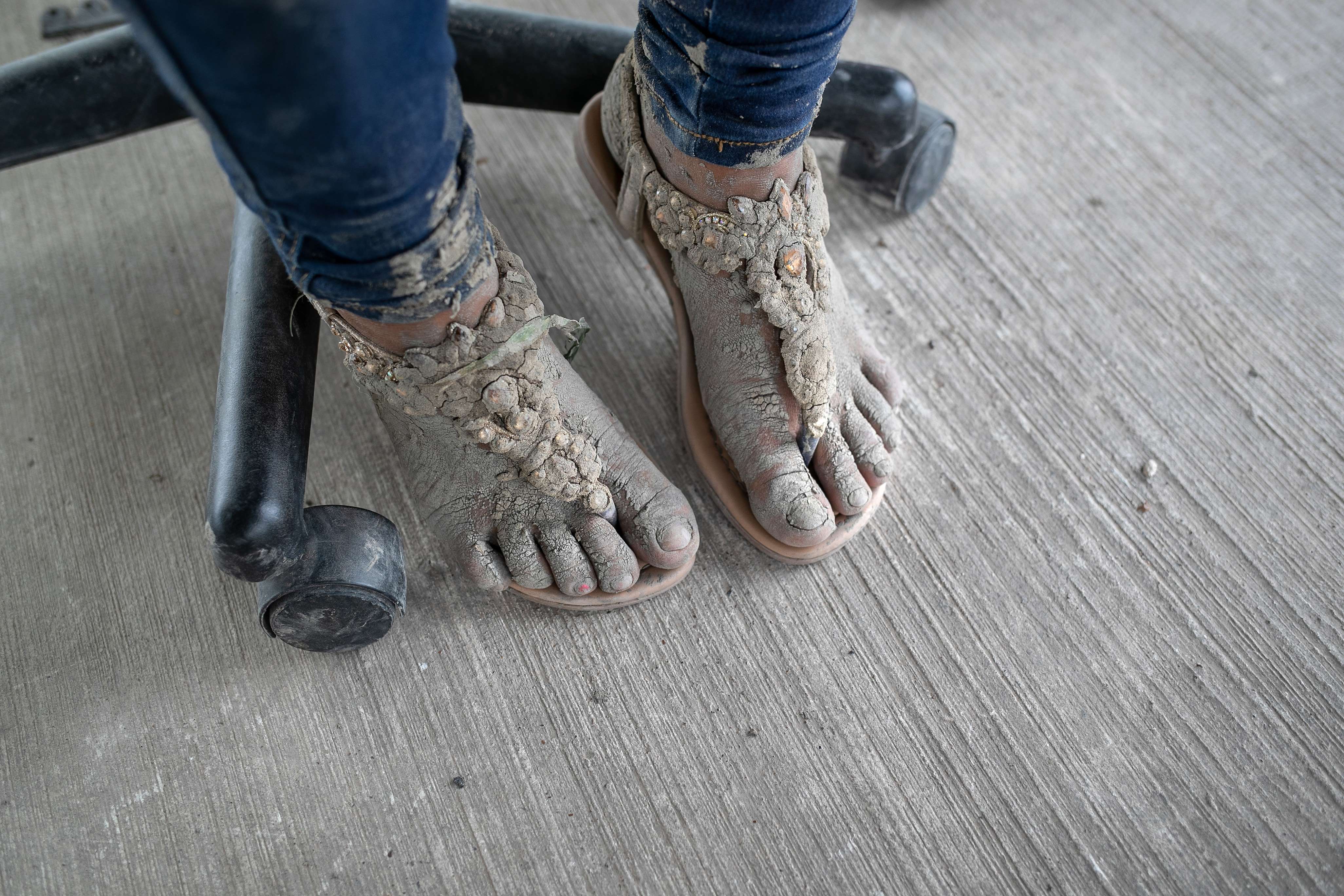 Mujer inmigrante embarazada que buscaba asilo político espera ser entrevistada por agentes de la Patrulla Fronteriza  estadounidense luego de cruzar Río Bravo, México.  Foto Prensa Libre: AFP.