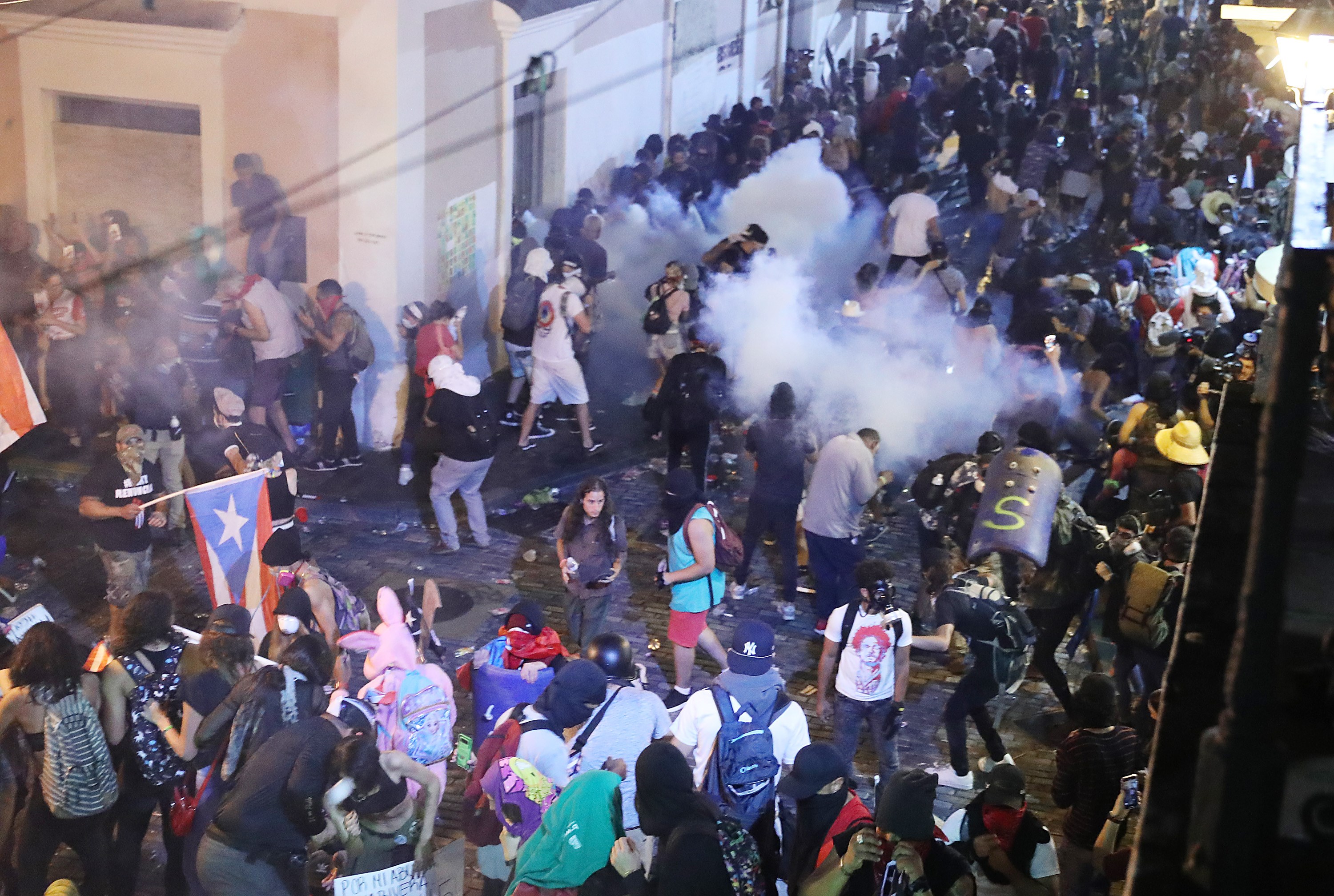 Policía lanza gas lacrimógeno a manifestantes que exigen la renuncia de Ricardo Rosselló, gobernador de Puerto Rico. (Foto Prensa Libre: AFP)