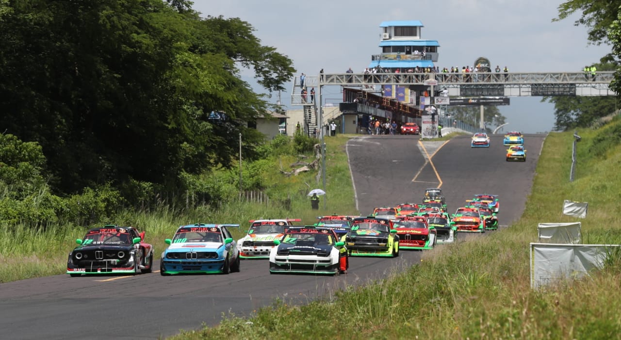 Los poderosos bólidos dieron un repertorio de belleza y velocidad sin limites en El Salvador. Arrancaron emociones y muchos aplausos. (Foto Prensa Libre: Carlos Vicente)