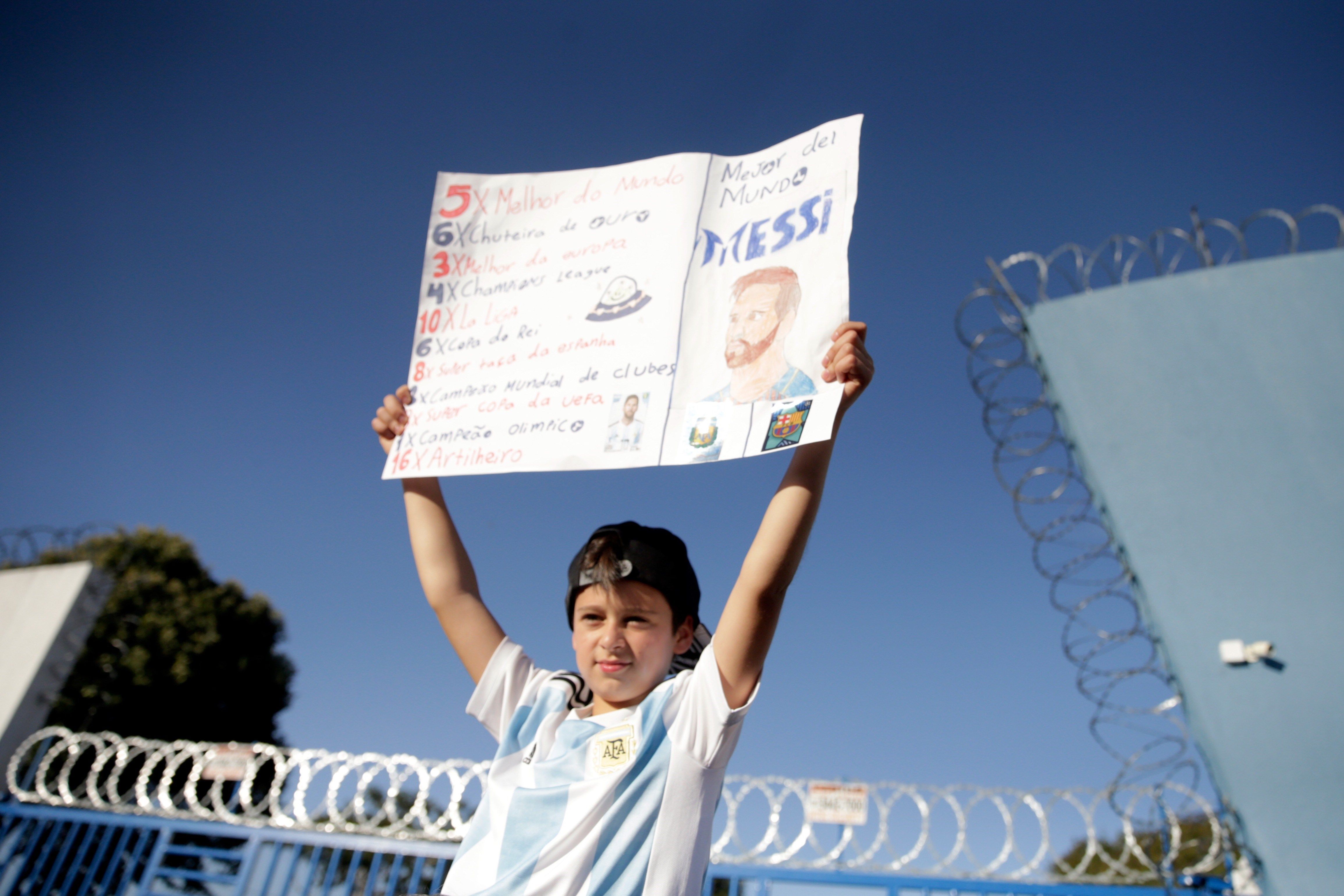 Mateus, Un niño brasileño aficionado del jugador Argentino Lionel Messi acompaña la llegada los jugadores de la selección de futbol de Argentina para entrenamiento este lunes en la Toca da Raposa en Belo Horizonte. (Foto Prensa Libre: EFE)