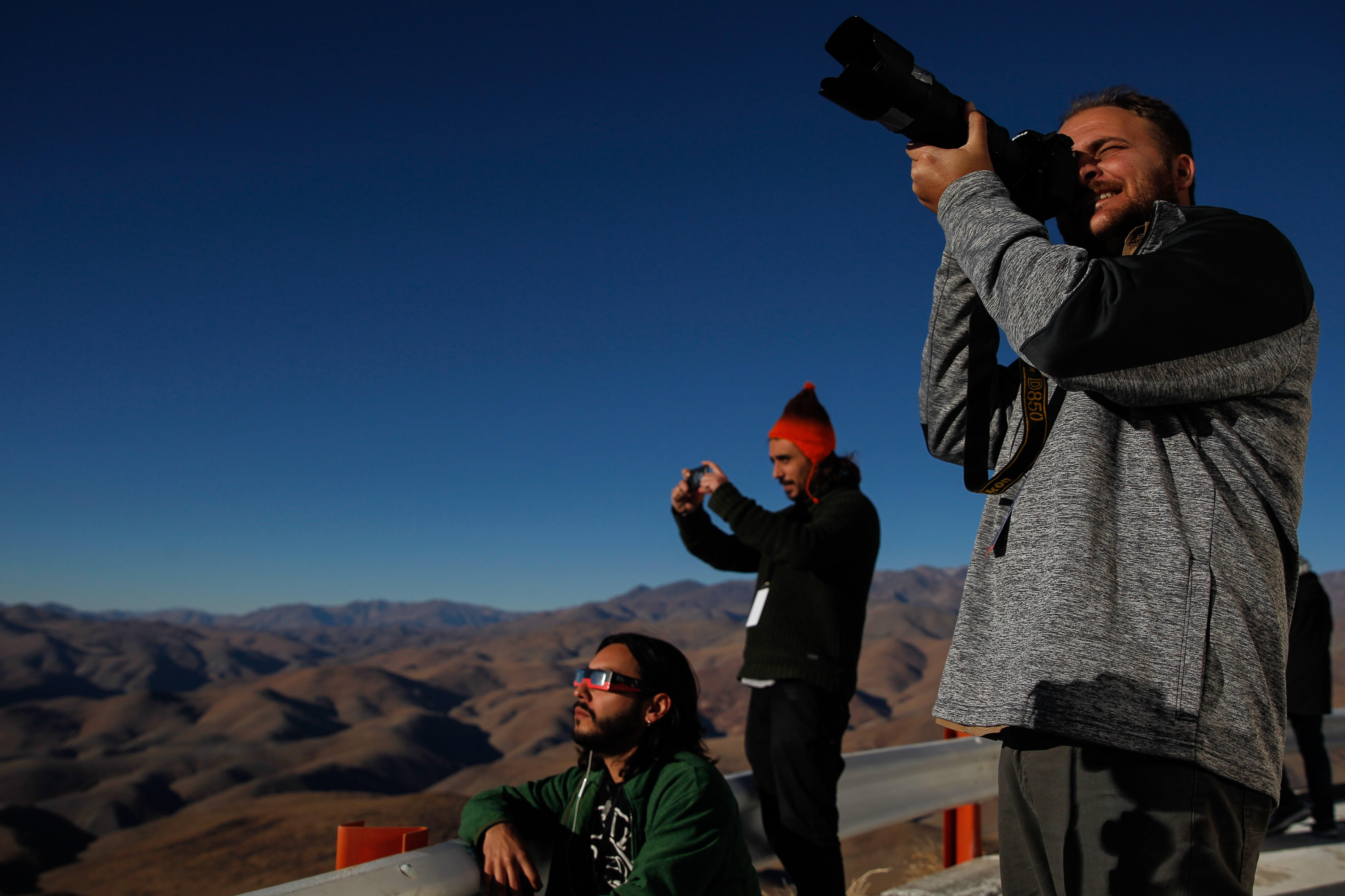 Sergio Izquierdo, en primer plano, durante el eclipse solar en el observatorio de La Silla, en Chile (Foto Prensa Libre: EFE).