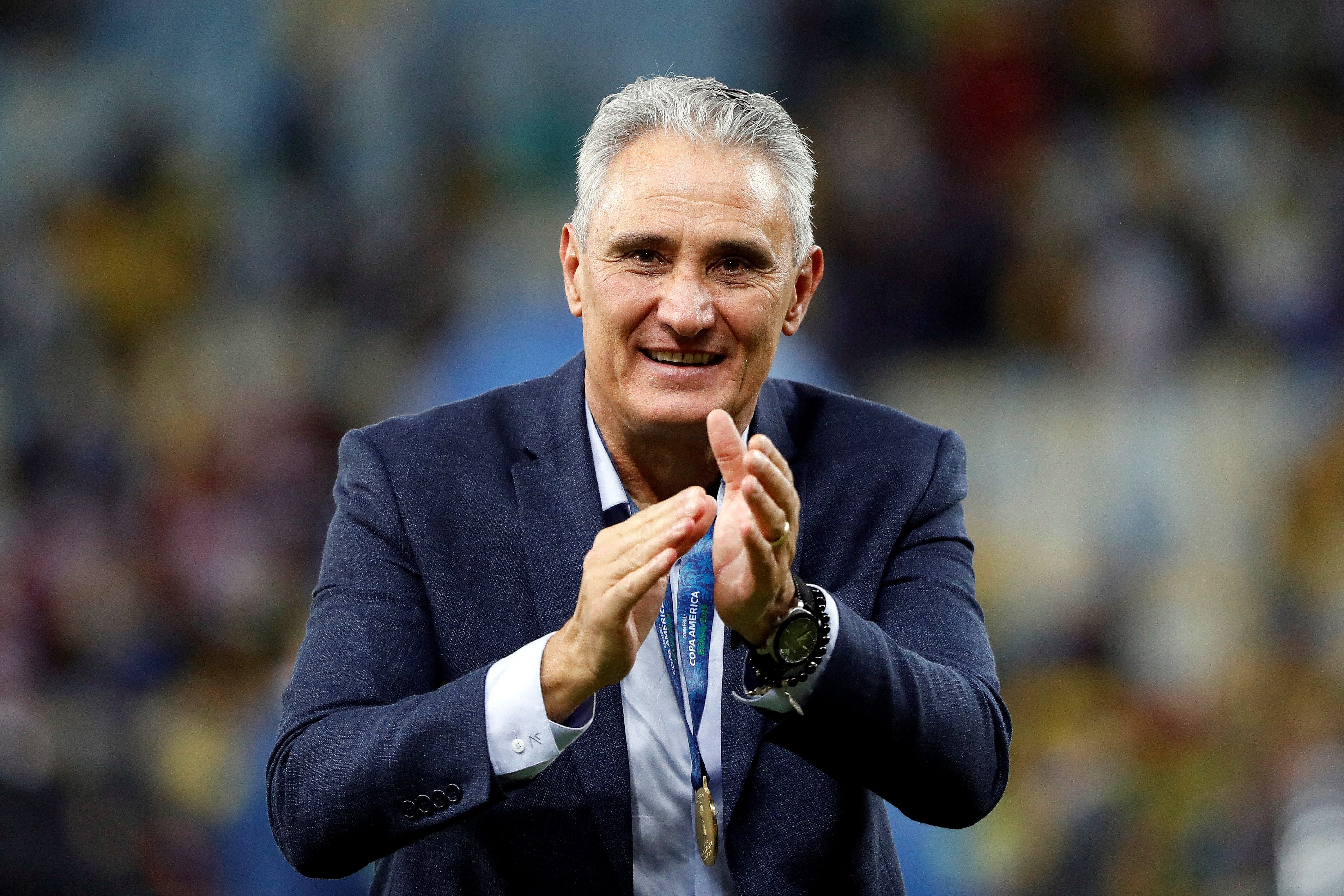 El entrenador de Brasil Tite celebra tras ganar la Copa América en el estadio Maracaná. (Foto Prensa Libre: EFE)