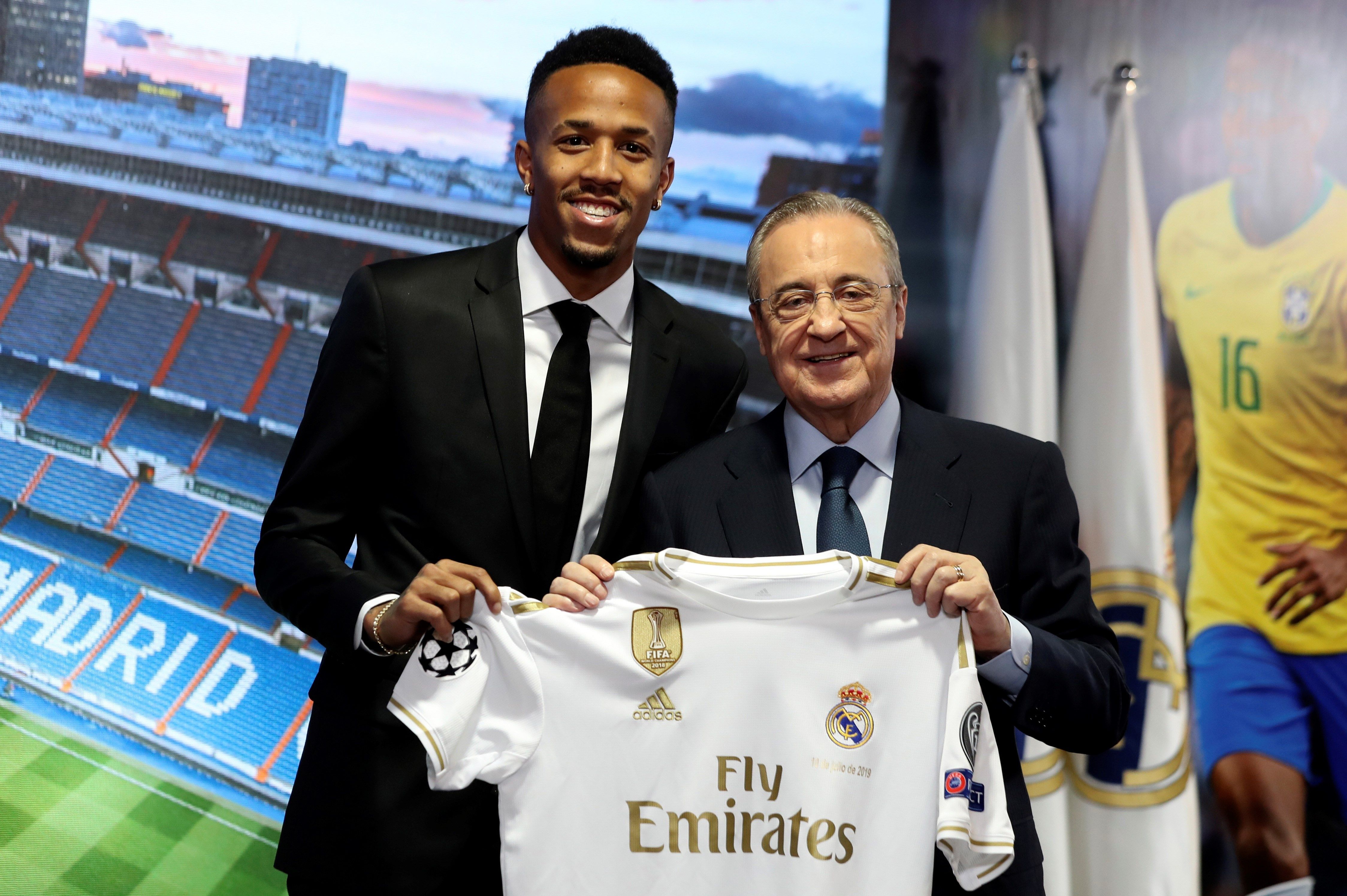 El defensa brasileño Eder Militao posa junto al presidente del Real Madrid, Florentino Pérez, durante su presentación como nuevo jugador del conjunto blanco. (Foto Prensa Libre: EFE)