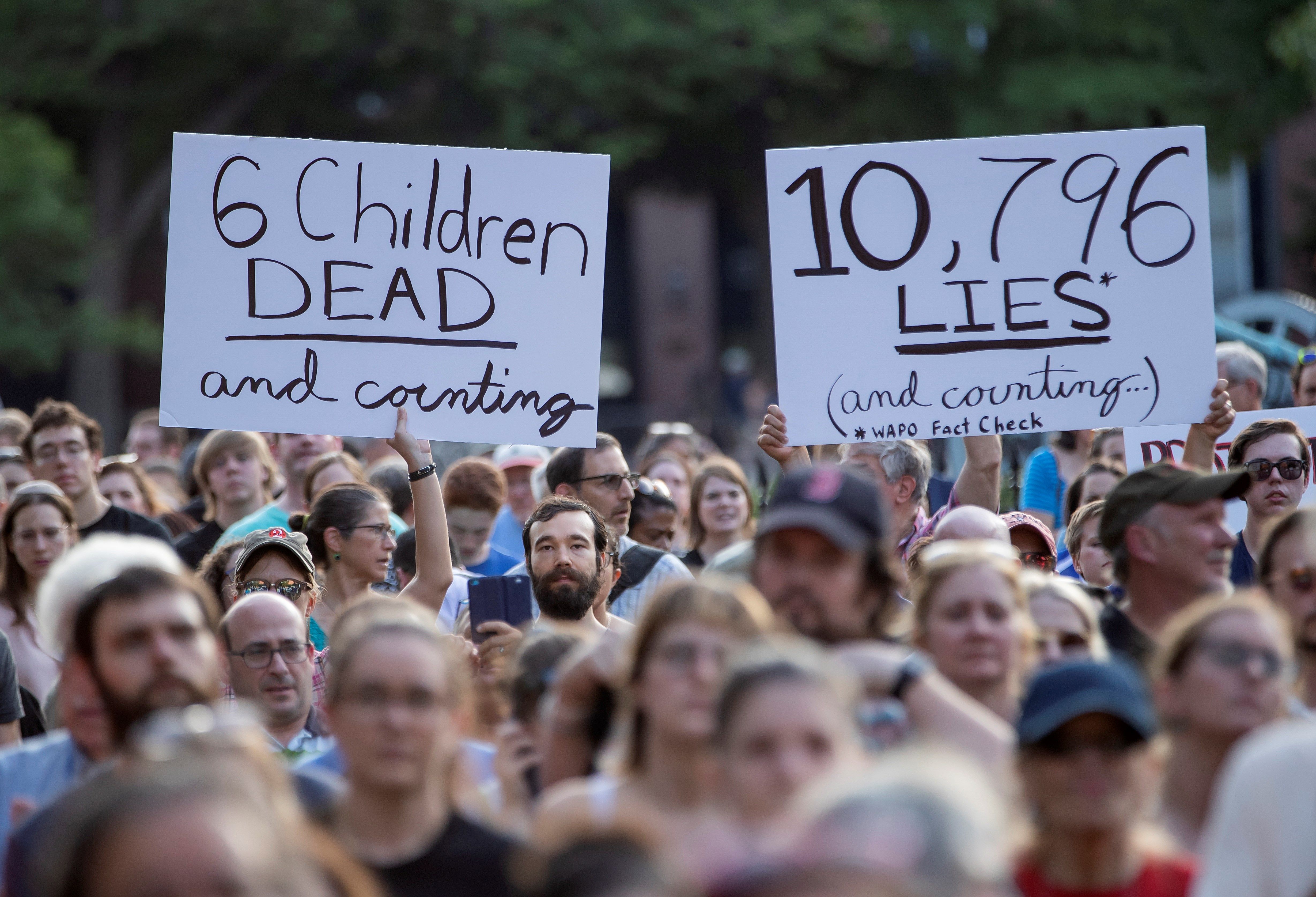 Activistas humanitarios en una protesta en Washington, D. C. en contra de las medidas migratorias de Donald Trump. (Foto Prensa Libre: EFE)