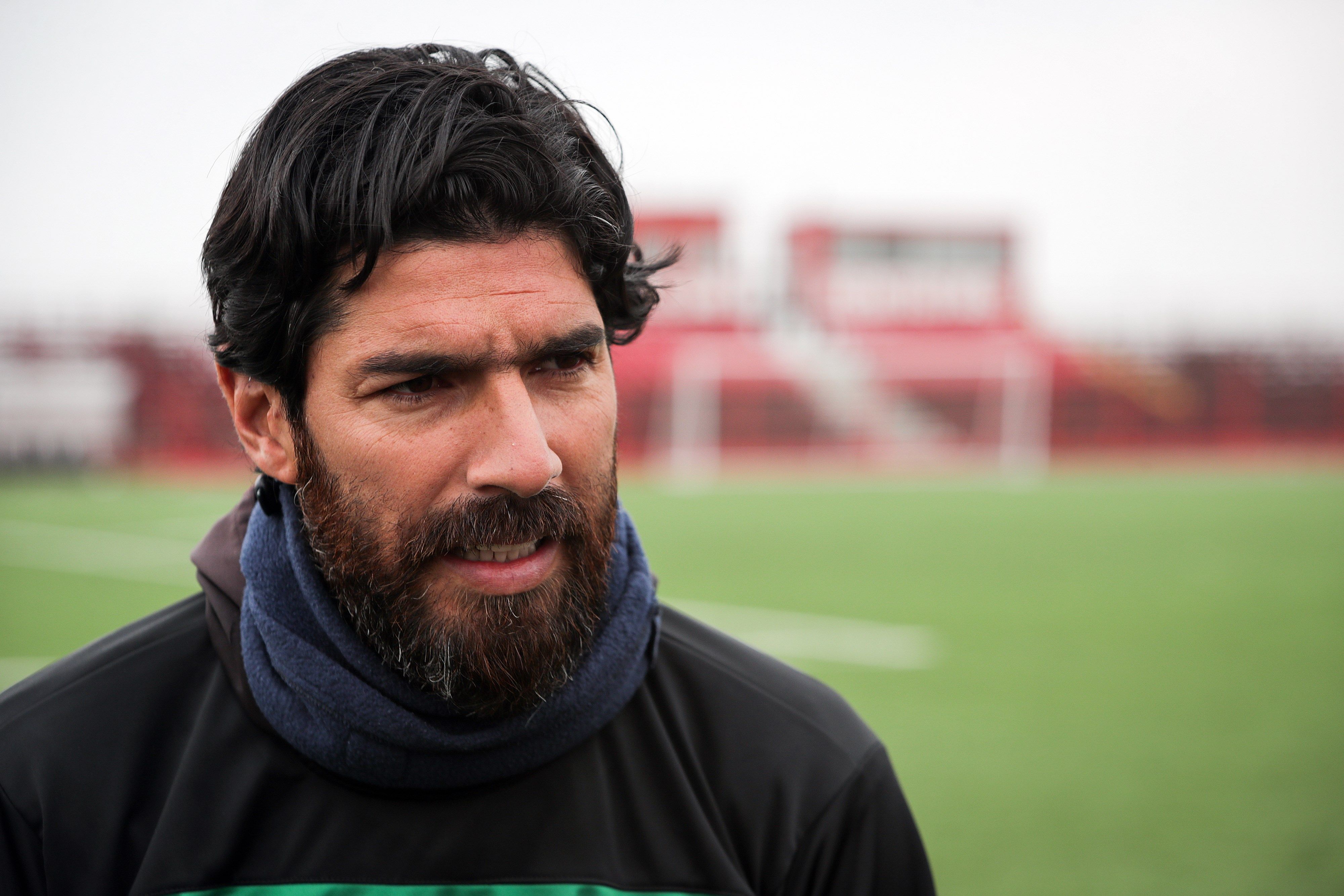 El futbolista uruguayo Sebastián Abreu habla durante una entrevista  en Montevideo. (Foto Prensa Libre: EFE)