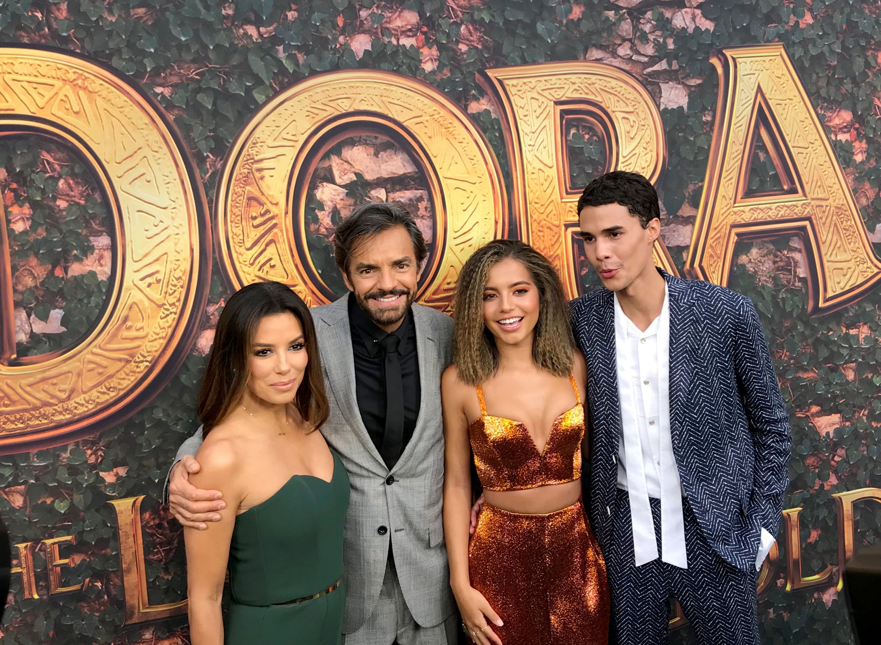 Los actores Eva Longoria, Eugenio Derbez, Isabela Moner y Jeff Wahlberg posan durante el estreno mundial de la película "Dora and the Lost City of Gold" ("Dora y la ciudad perdida") en Miami, Florida (EE.UU.), en la premiere de la primera película inspirada en la popular serie infantil "Dora la exploradora" y con un elenco primordialmente latino. (Foto Prensa Libre: EFE)