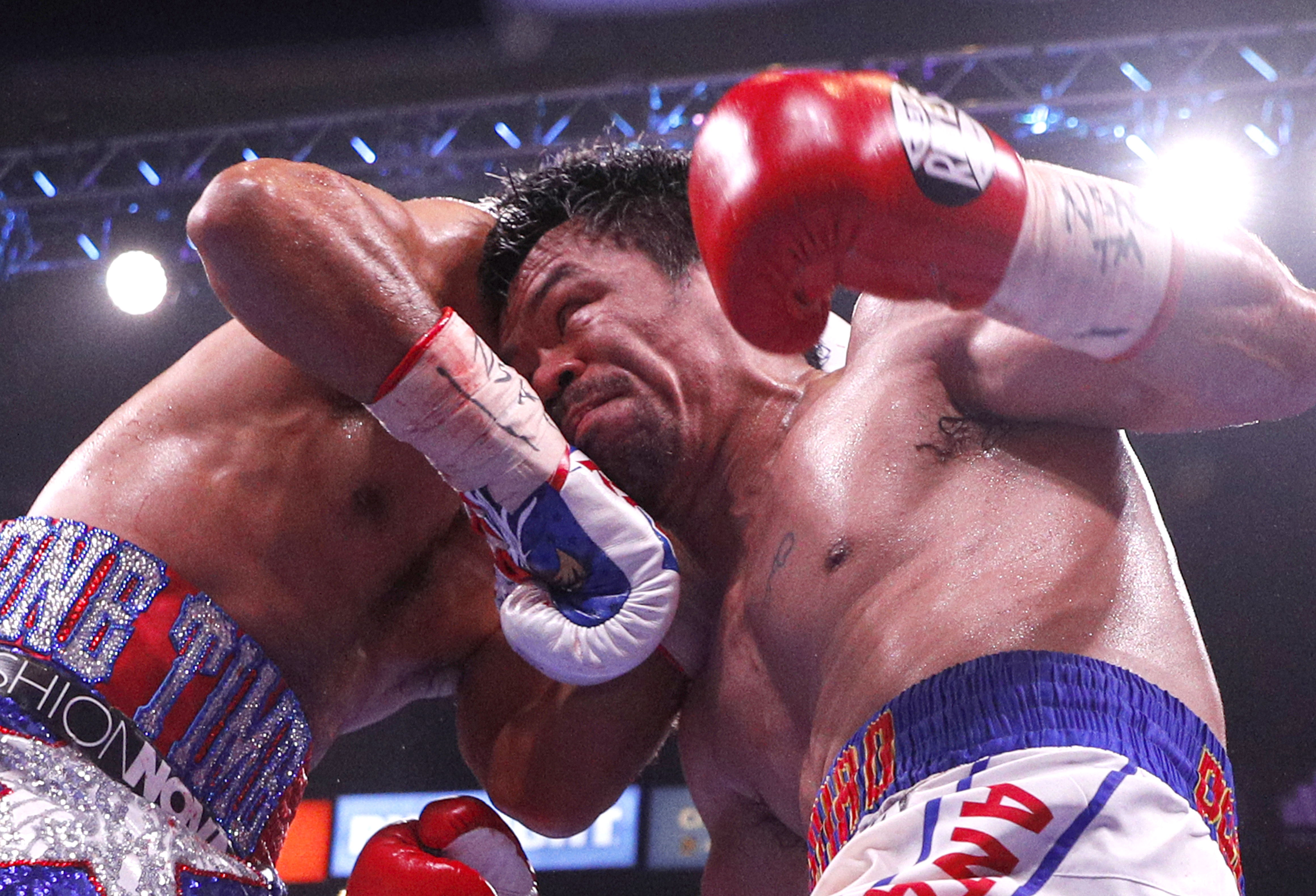 Manny Pacquiao frente a Keith Thurman en una pelea que fue muy esperada. (Foto Prensa Libre: EFE)