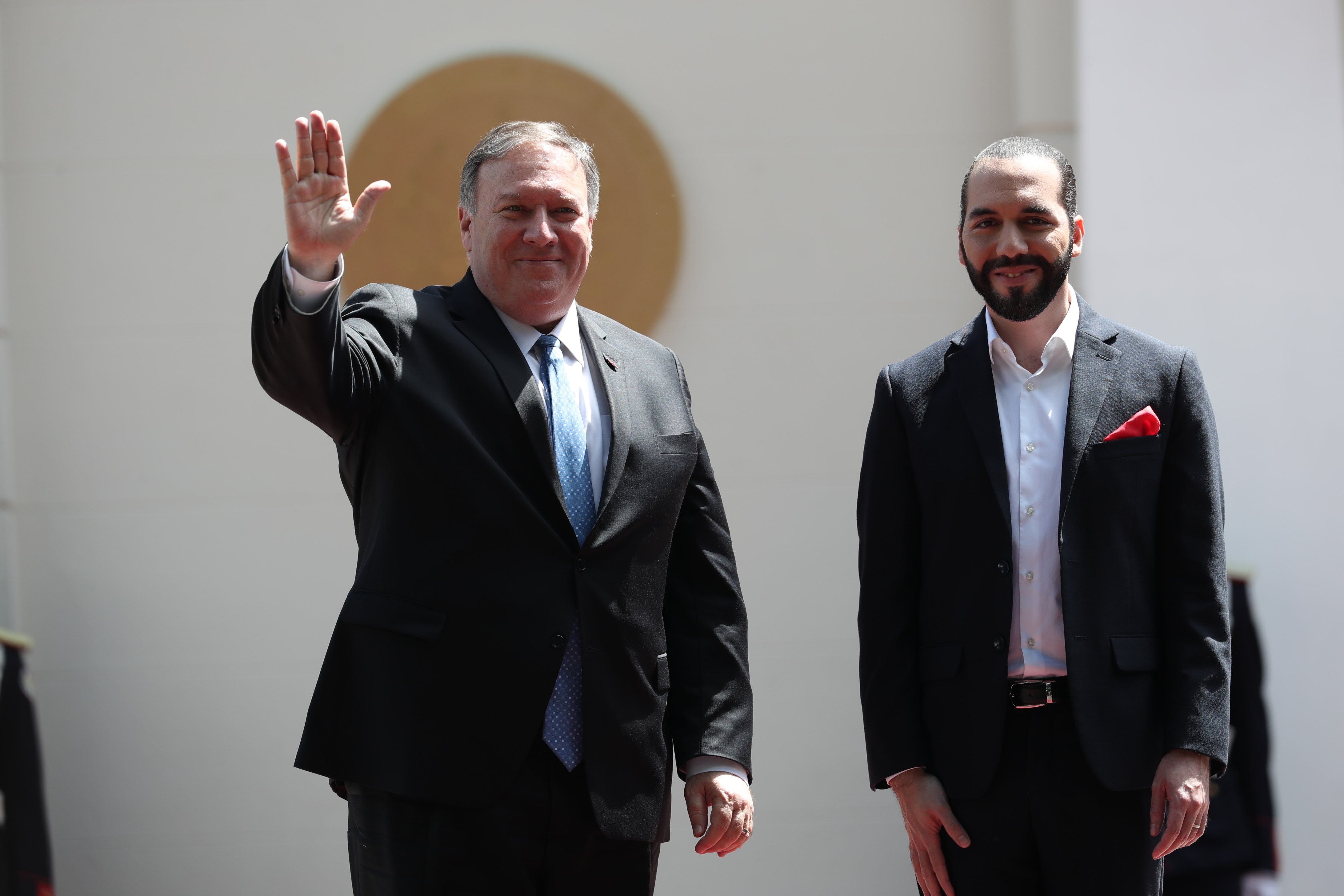 El presidente de El Salvador, Nayib Bukele, recibe al secretario de Estado de Estados Unidos, Mike Pompeo, en la Casa Presidencial de San Salvador. (Foto Prensa Libre: EFE)