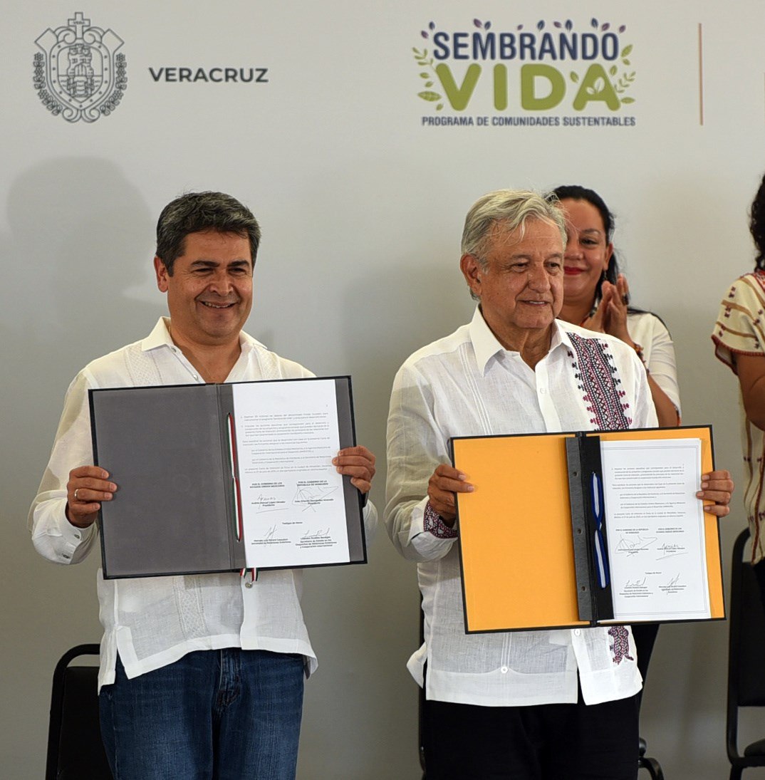 El presidente de Honduras, Juan Orlando Hernández (i), posa tras la firma de un acuerdo con el presidente de México, Andrés Manuel López Obrador (d), este sábado en la ciudad de Minatitlán, en el estado de Veracruz , México. (Foto Prensa Libre: EFE)