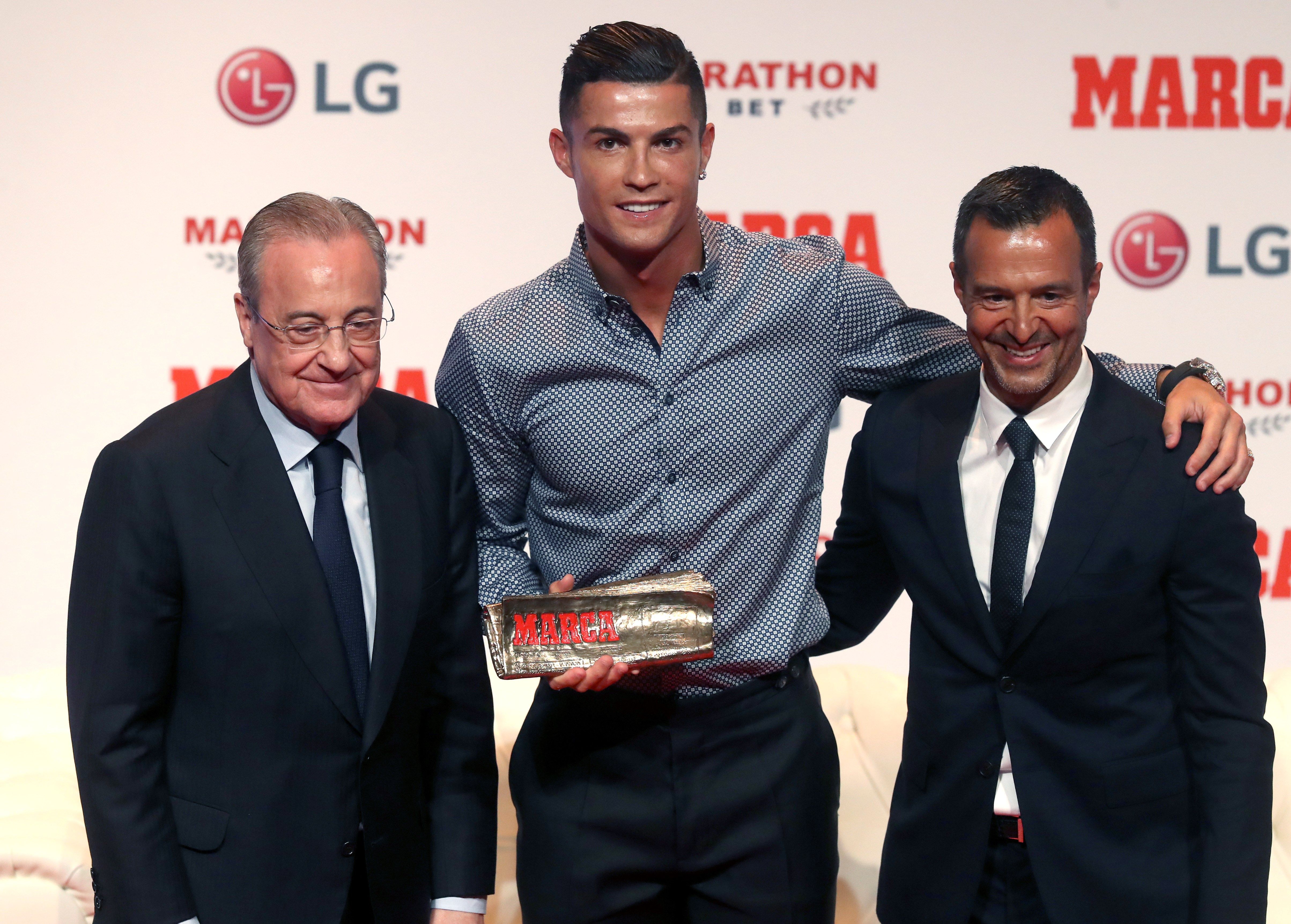 En esta fotografía, tomada en julio de 2019, Cristiano Ronaldo (c), actual futbolista de la Juventus, posa junto con su representante, Jorge Mendes (d), y el presidente del Real Madrid, Florentino Pérez, durante la gala en la que el futbolista recibió el Marca Leyenda. Foto Prensa Libre: EFE.