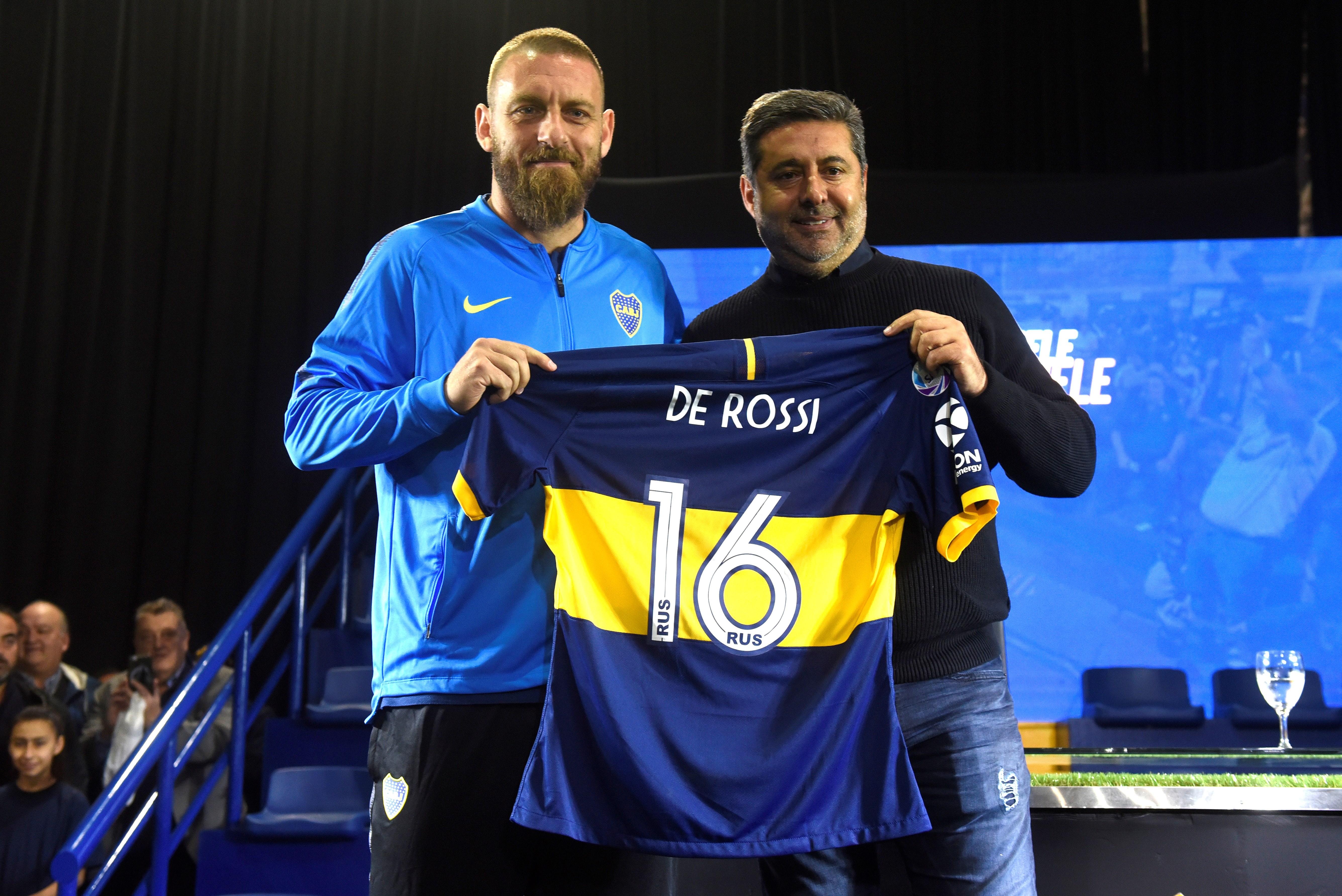 El presidente de Boca Juniors Daniel Angelici (d) posa con el futbolista italiano Daniele De Rossi durante su presentación en Buenos Aires. (Foto Prensa Libre: EFE)