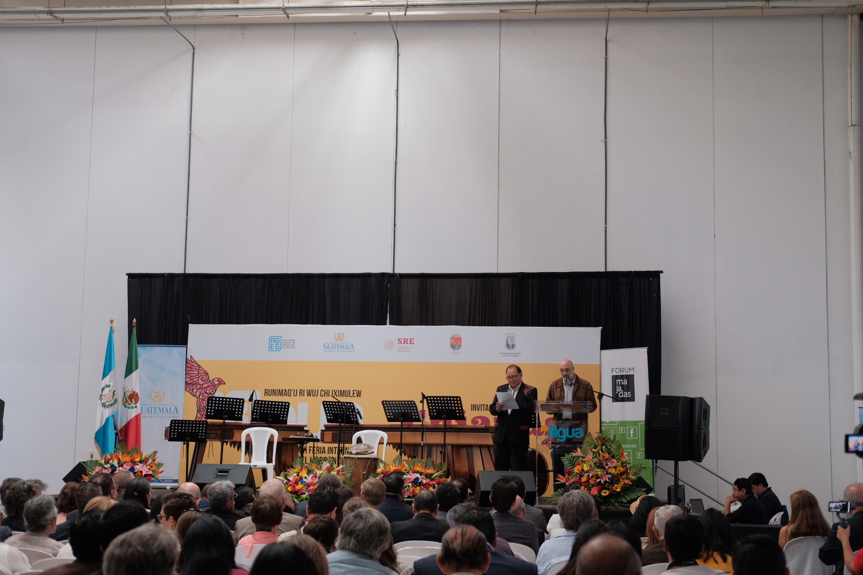 Raxché Rodríguez y Eduardo Halfon lee en la inauguración de la Filgua 2019 (Foto Prensa Libre: José Ochoa).