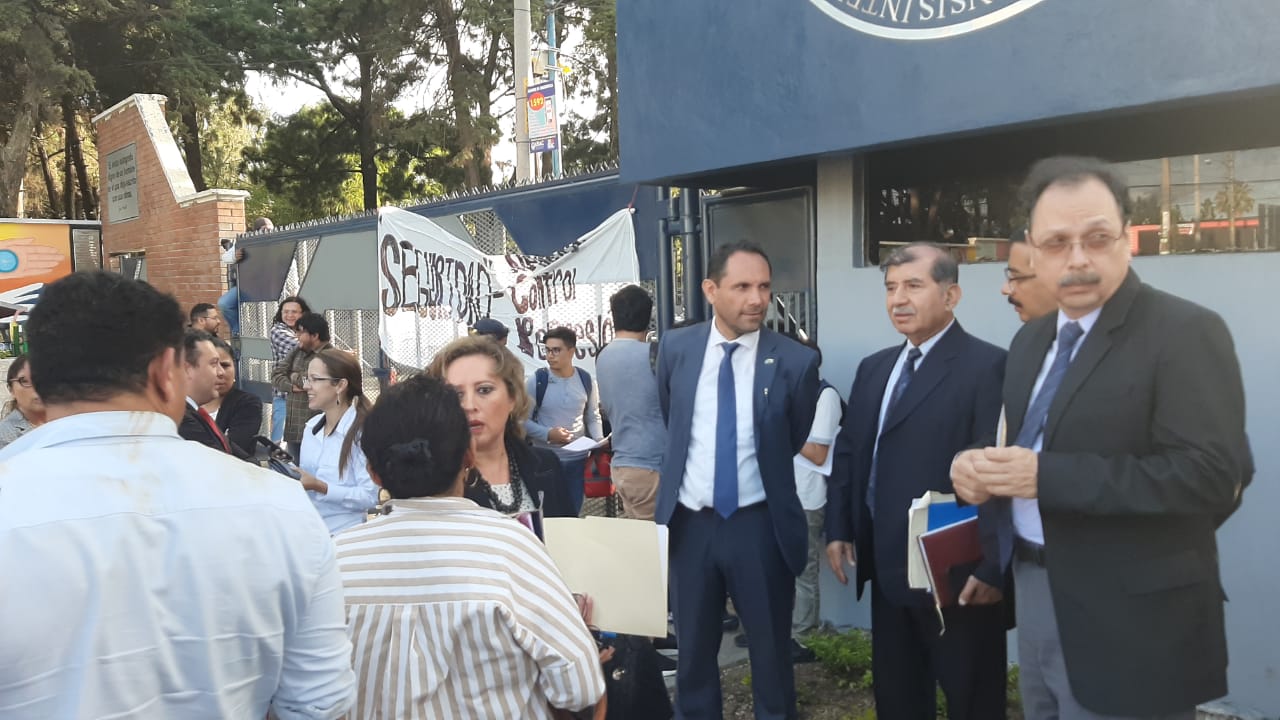 Murphy Paiz, rector de la Usac, junto a uno de los ingresos del campus. (Foto Prensa Libre: Andrea Domínguez)