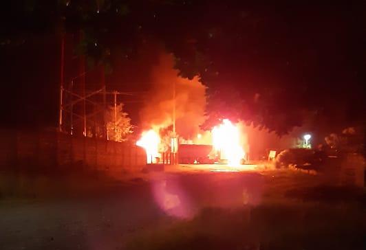 Turba incendió vehículos de la empresa minera. (Foto Prensa Libre: Dony Stewart)