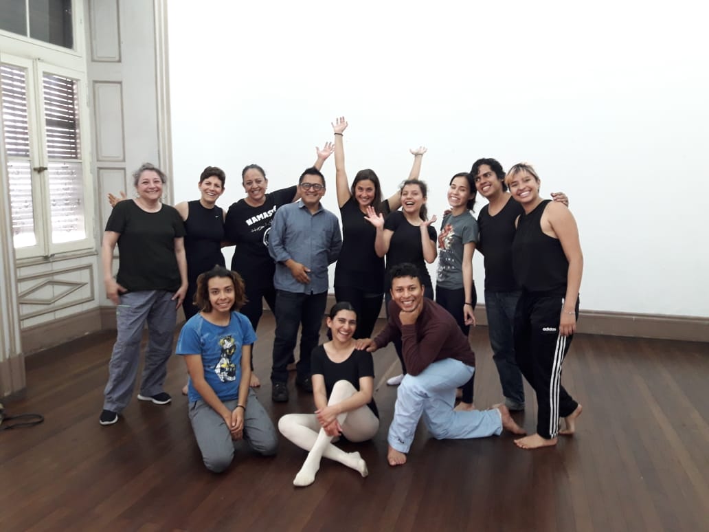 El grupo de artistas de Contrapunto intercambian experiencias entre distintas disciplinas.  En la fotografía Sara Häuser, artista alemana quien impartió un curso de Teatro del Movimiento.  (Foto Prensa Libre: Ingrid Reyes).