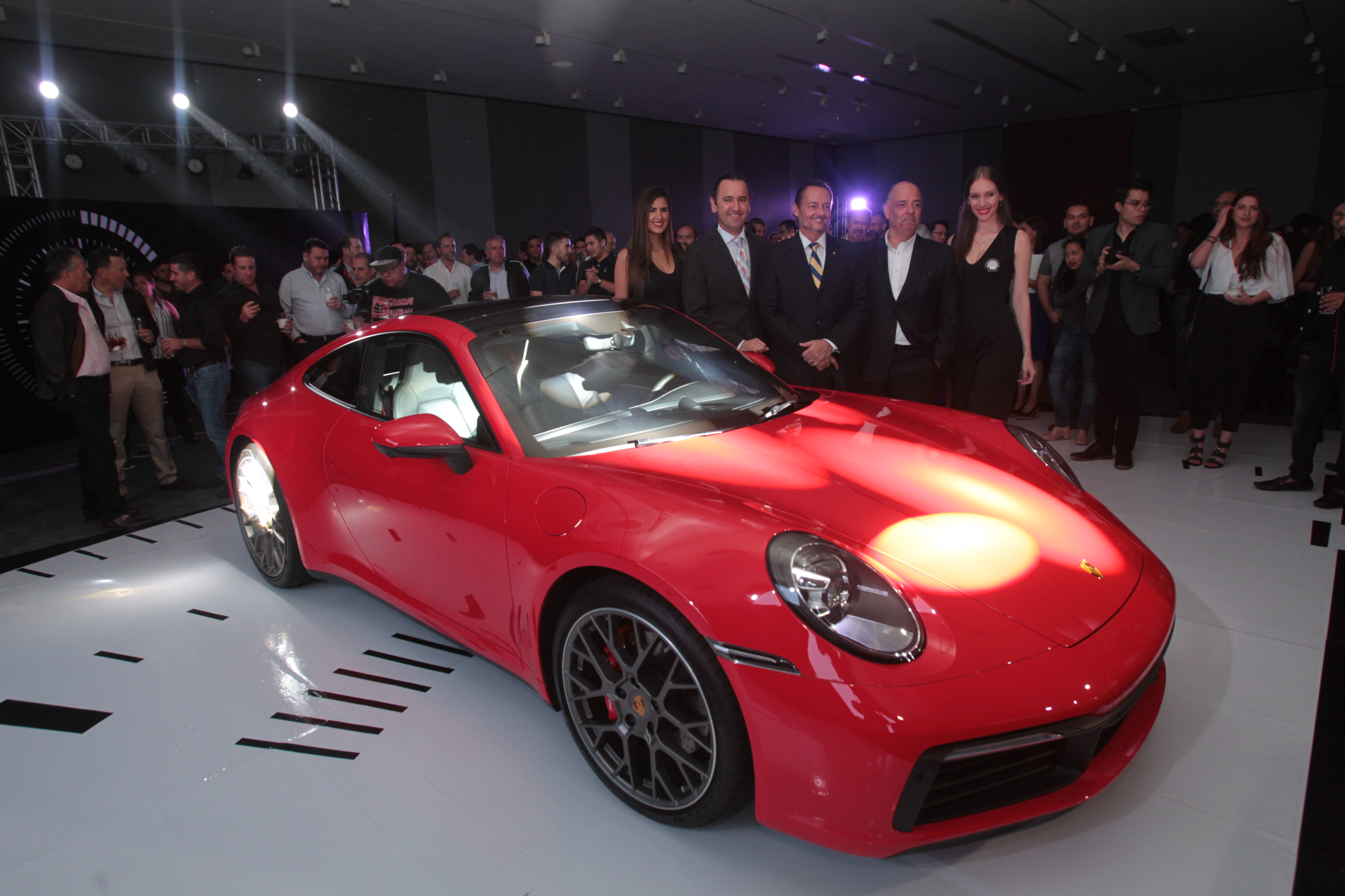 Representantes de Grupo Los Tres presentaron ante un grupo de clientes y amigos el nuevo Porsche 911. (Foto Prensa Libre: Norvin Mendoza)