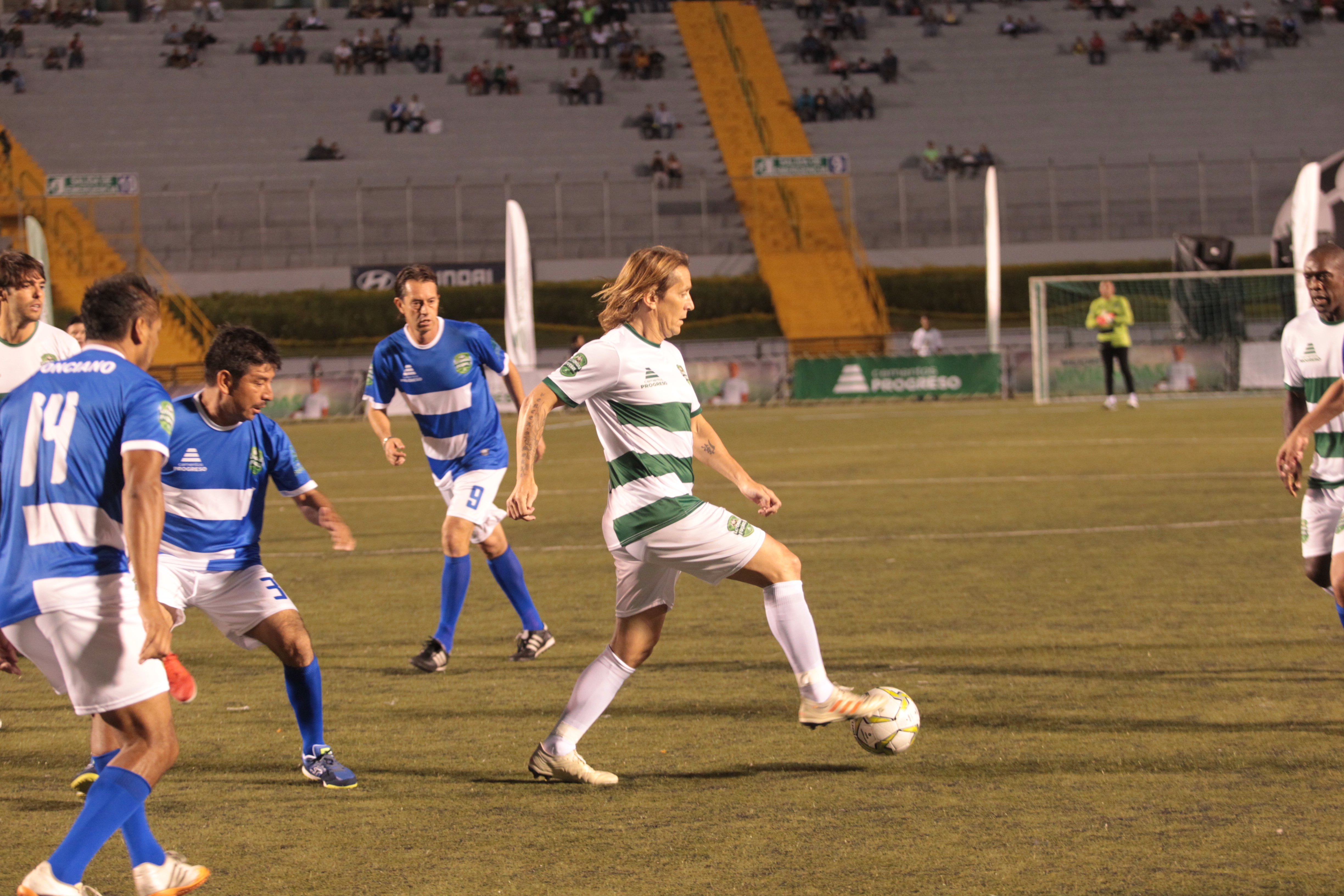 El exfutbolista español Míchel Salgado participó el domingo último en el partido de leyendas que organizó Cementos Progreso (Foto Prensa Libre: Norvin Mendoza)