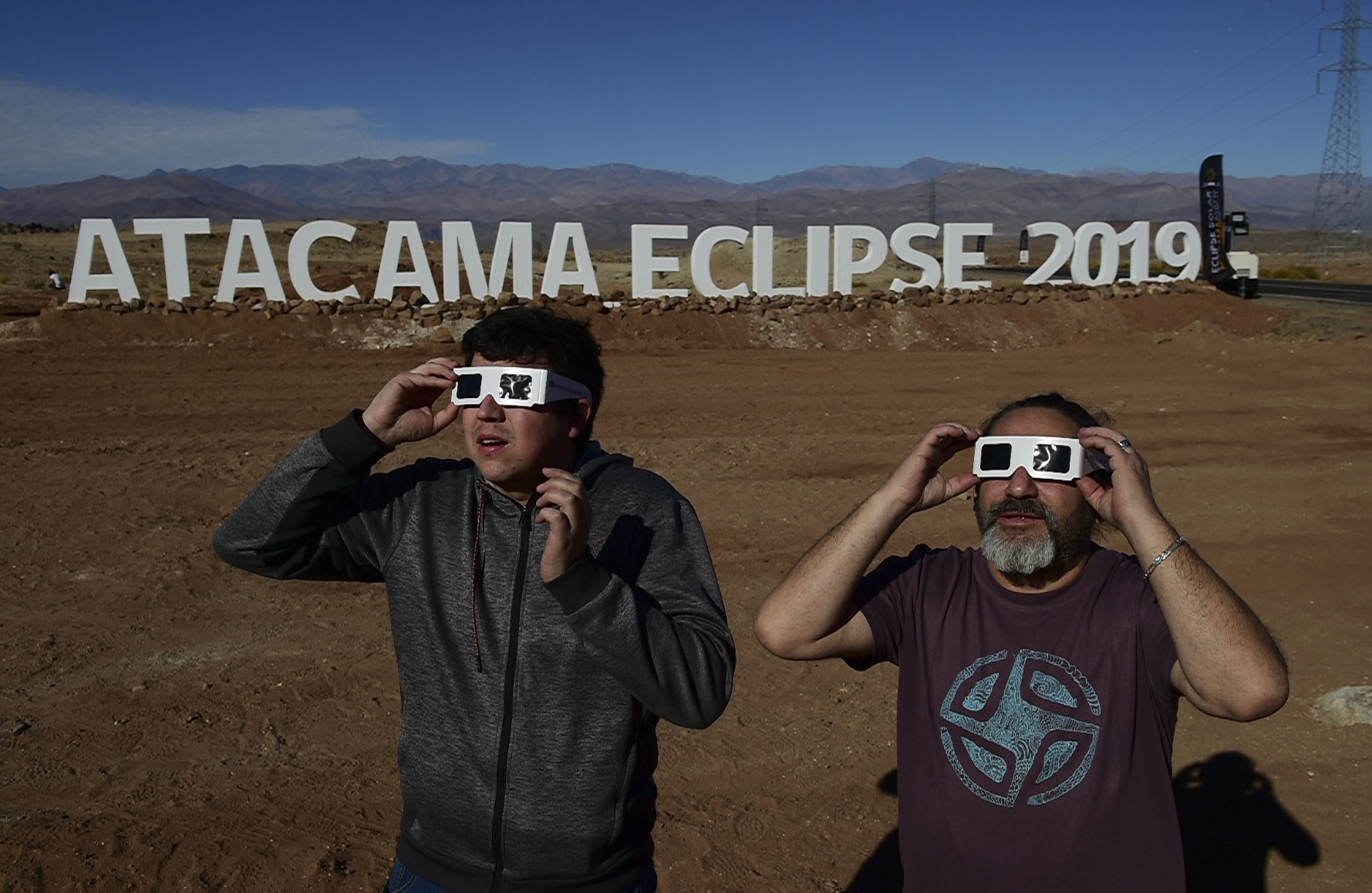 Turistas observan el eclipse en Chile, uno de los países en donde mayor visibilidad tuvo ese fenómeno natural. (Foto Prensa Libre: AFP)