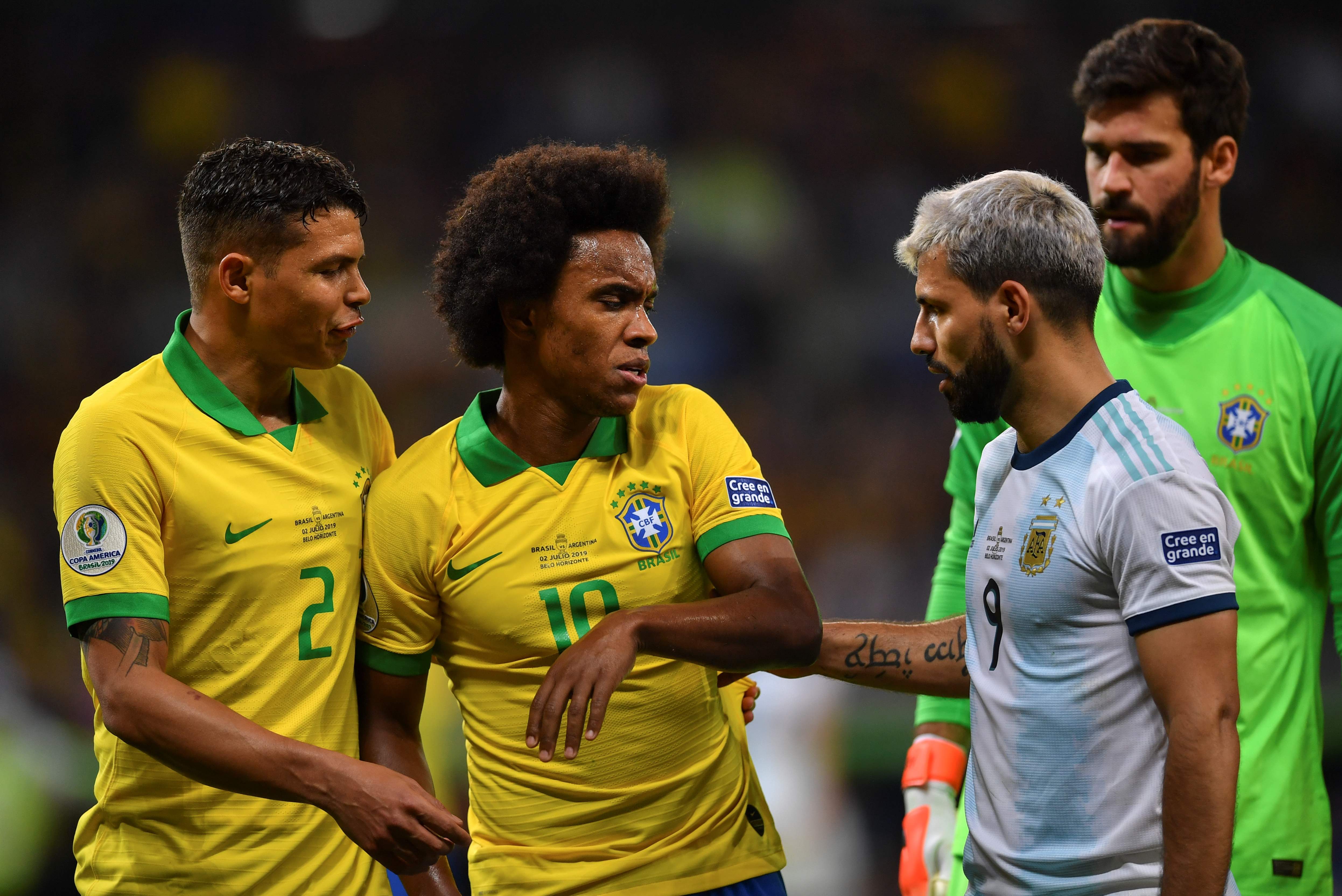 El atacante Willian sufrió una lesión muscular en la pierna derecha en el partido contra Argentina. (Foto Prensa Libre:  AFP).