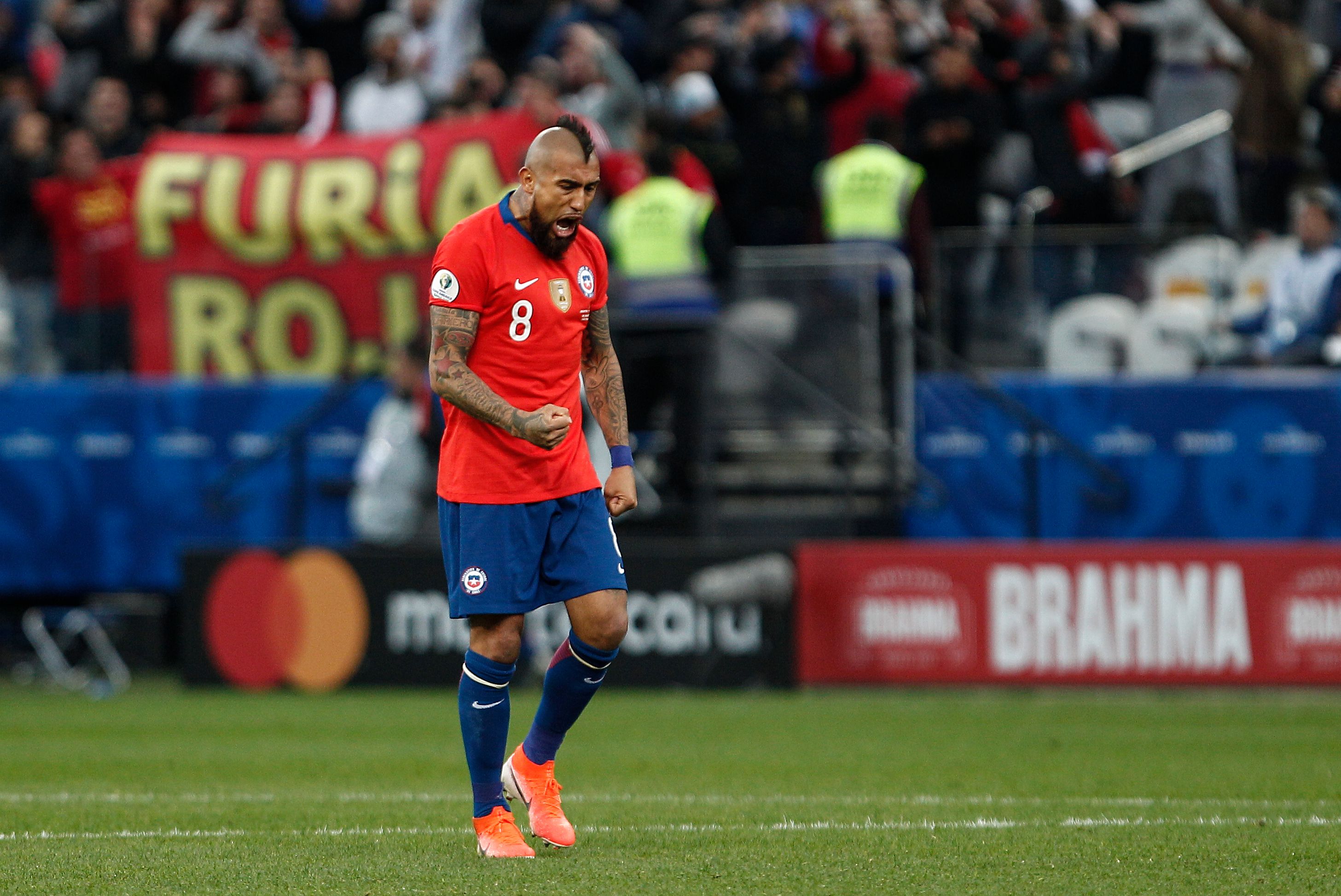 El rey Arturo Vidal fue siempre el jugador más aguerrido para Perú. (Foto Prensa Libre: AFP)