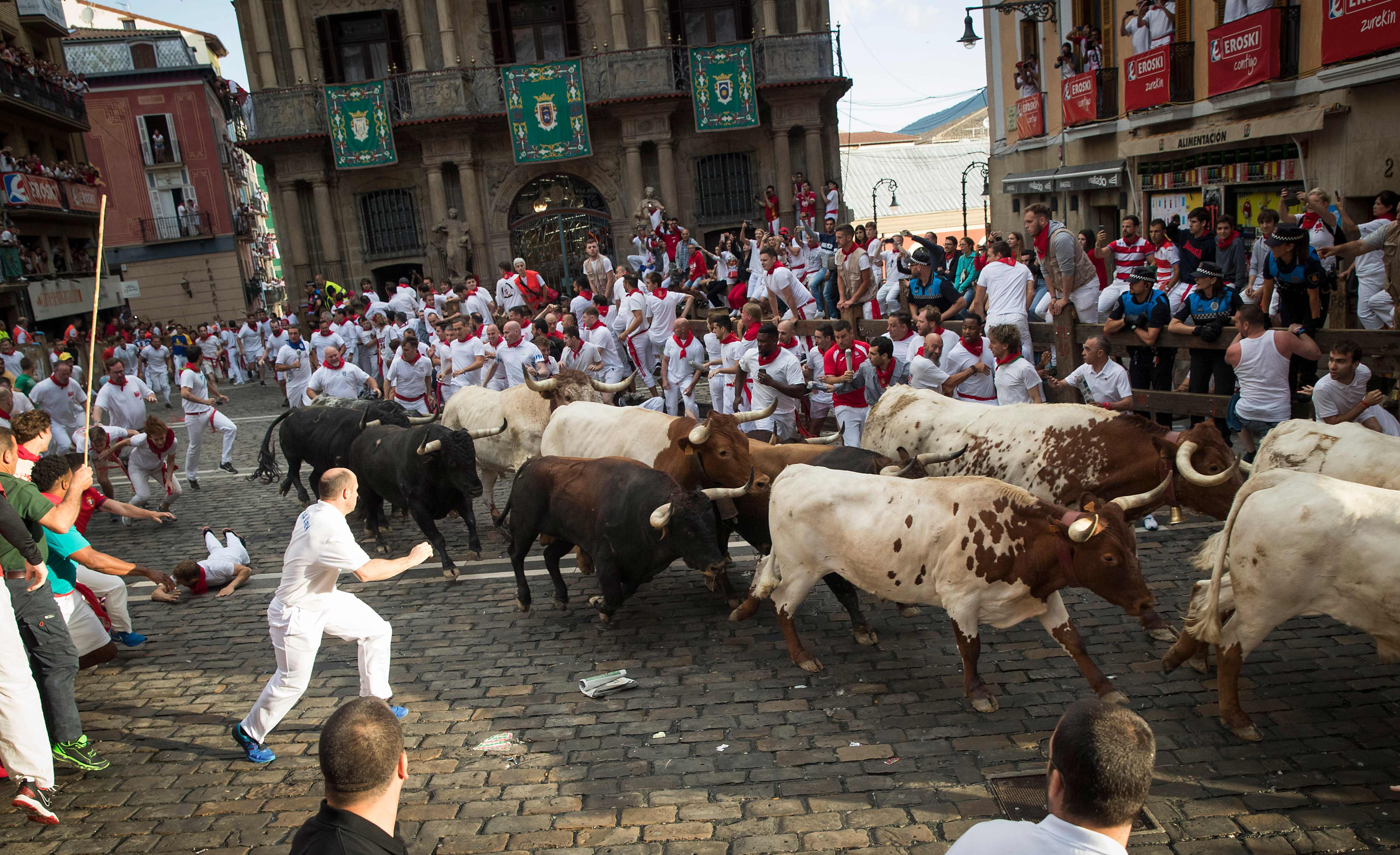 Sanfermines recorren calles de Pamplona, España. Foto Prensa Libre: AFP.