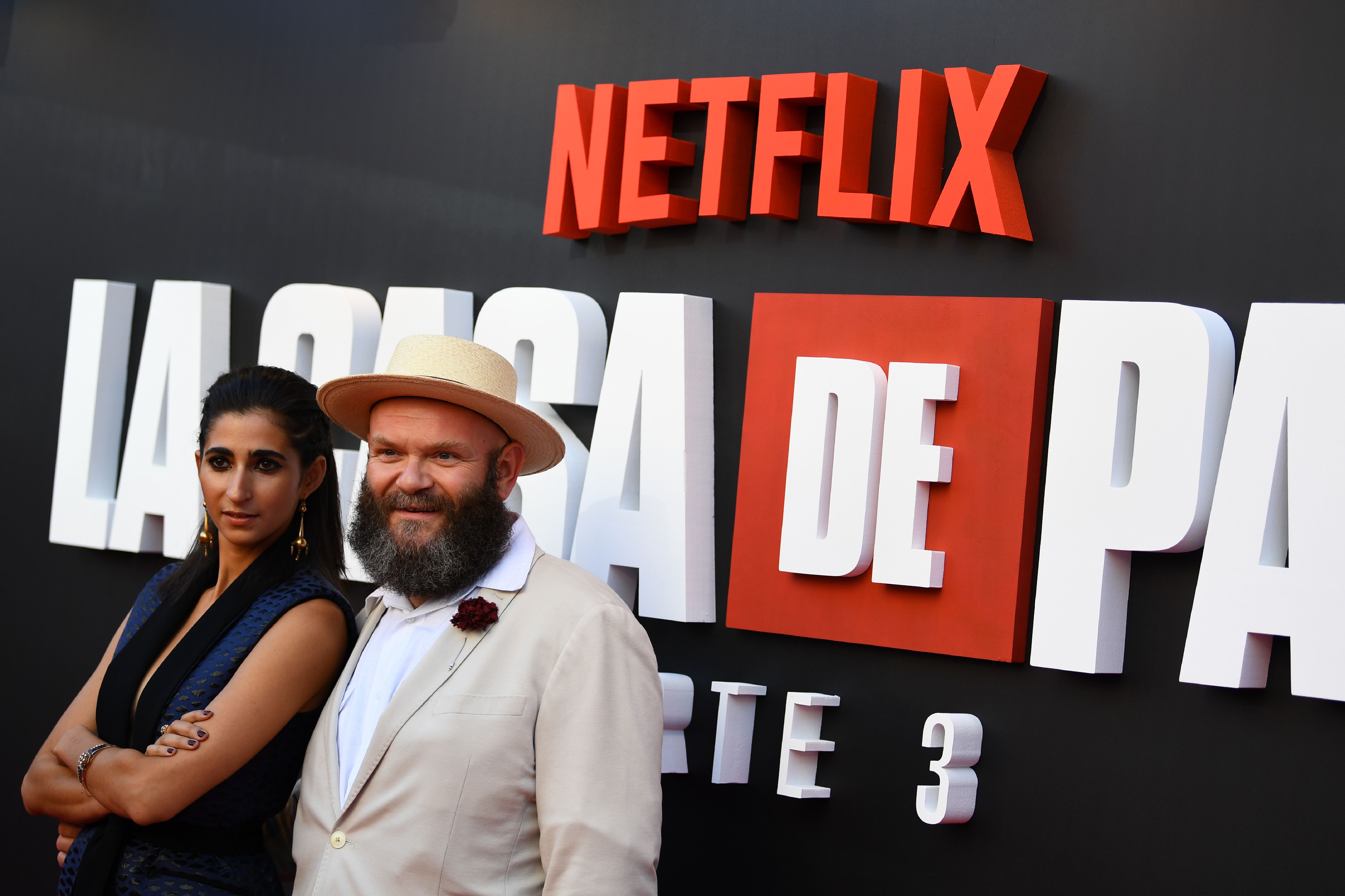 La española Alba Flores y el actor serbio Darko Peric, en la presentación de la tercera temporada de La casa de papel. Foto Prensa Libre: AFP