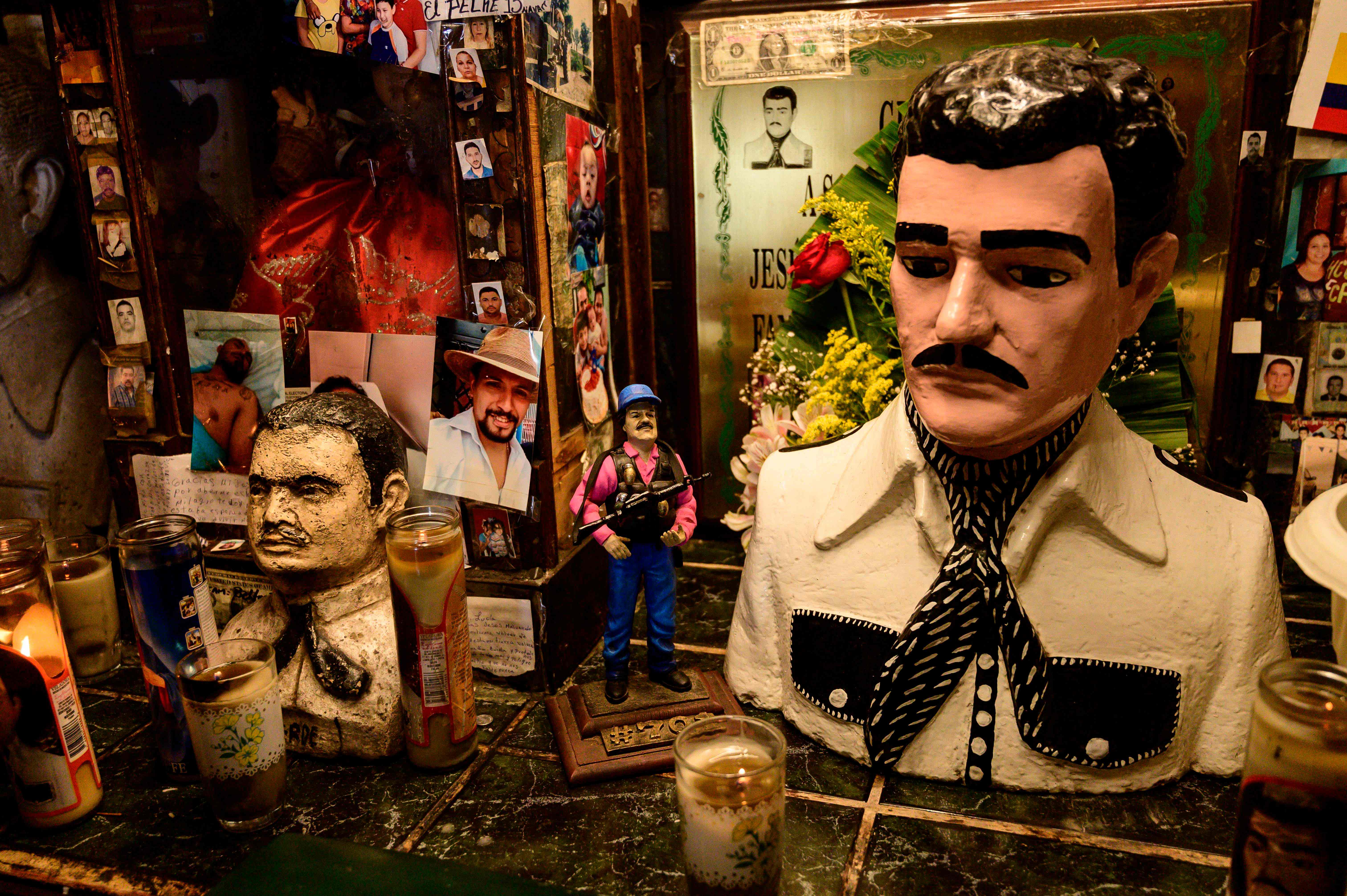 Un busto del Chapo Guzmán se encuentra en la capilla de Jesús Malverde en Sinaloa, México. (Foto Prensa Libre: AFP)