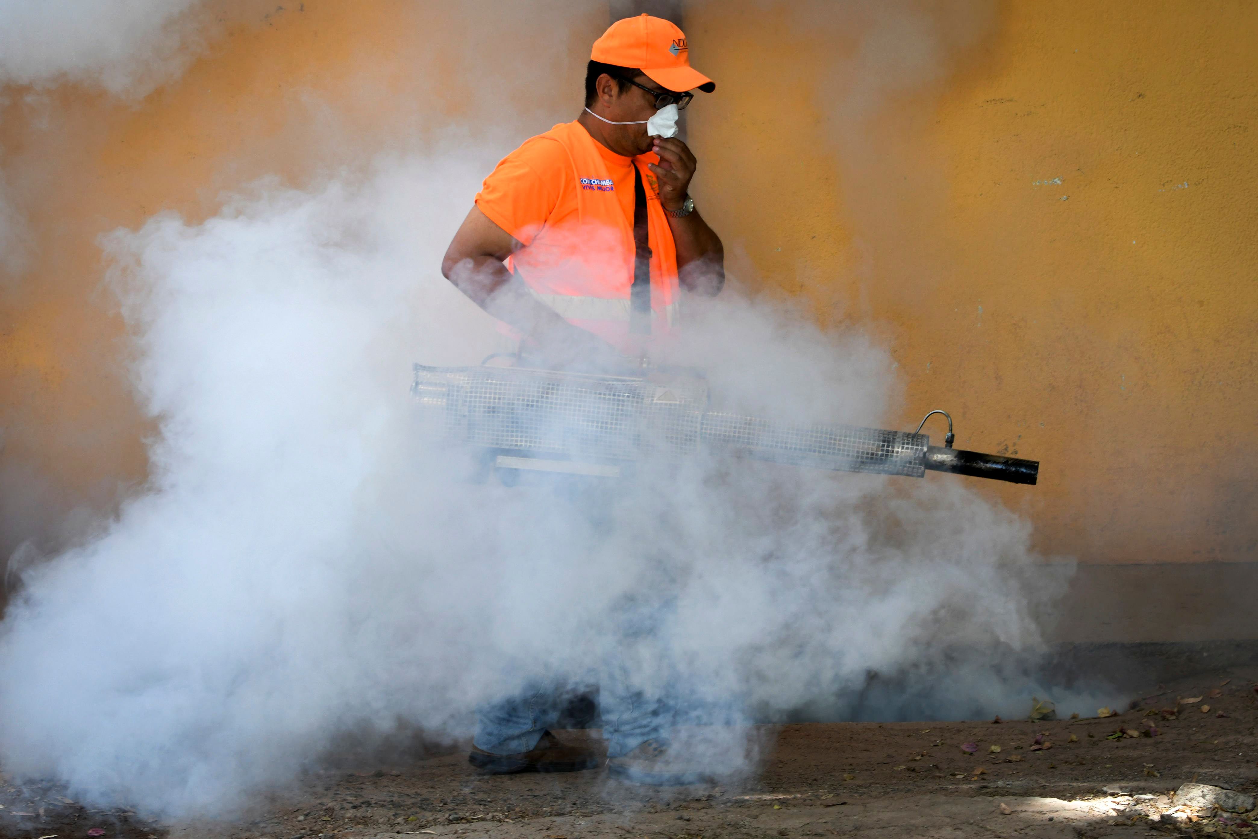 Para reducir los contagios, las autoridades recomiendan fumigar los puntos de concentración de mosquitos. ( Foto Prensa Libre AFP)