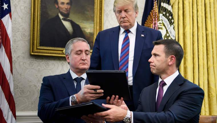 El 26 de julio de 2019, Enrique Degenhart, entonces ministro de Gobernación, y Kevin K. McAleenan, secretario de Seguridad Nacional de Estados Unidos, durante la firma del convenio. (Foto Prensa Libre: Hemeroteca PL) 