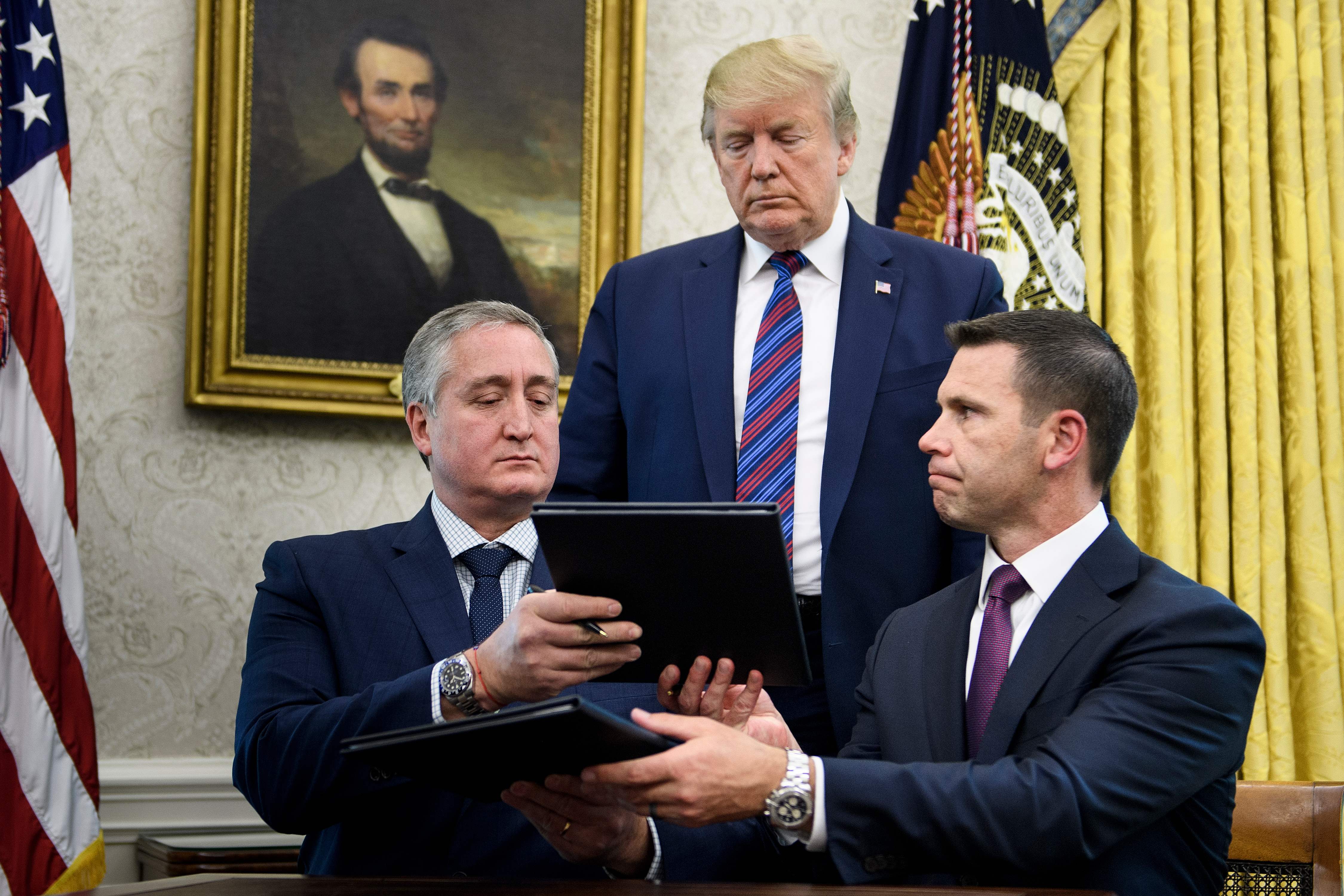 Enrique Degenhart y Kevin K. McAleenan durante la firma del convenio. (Foto Prensa Libre: AFP)