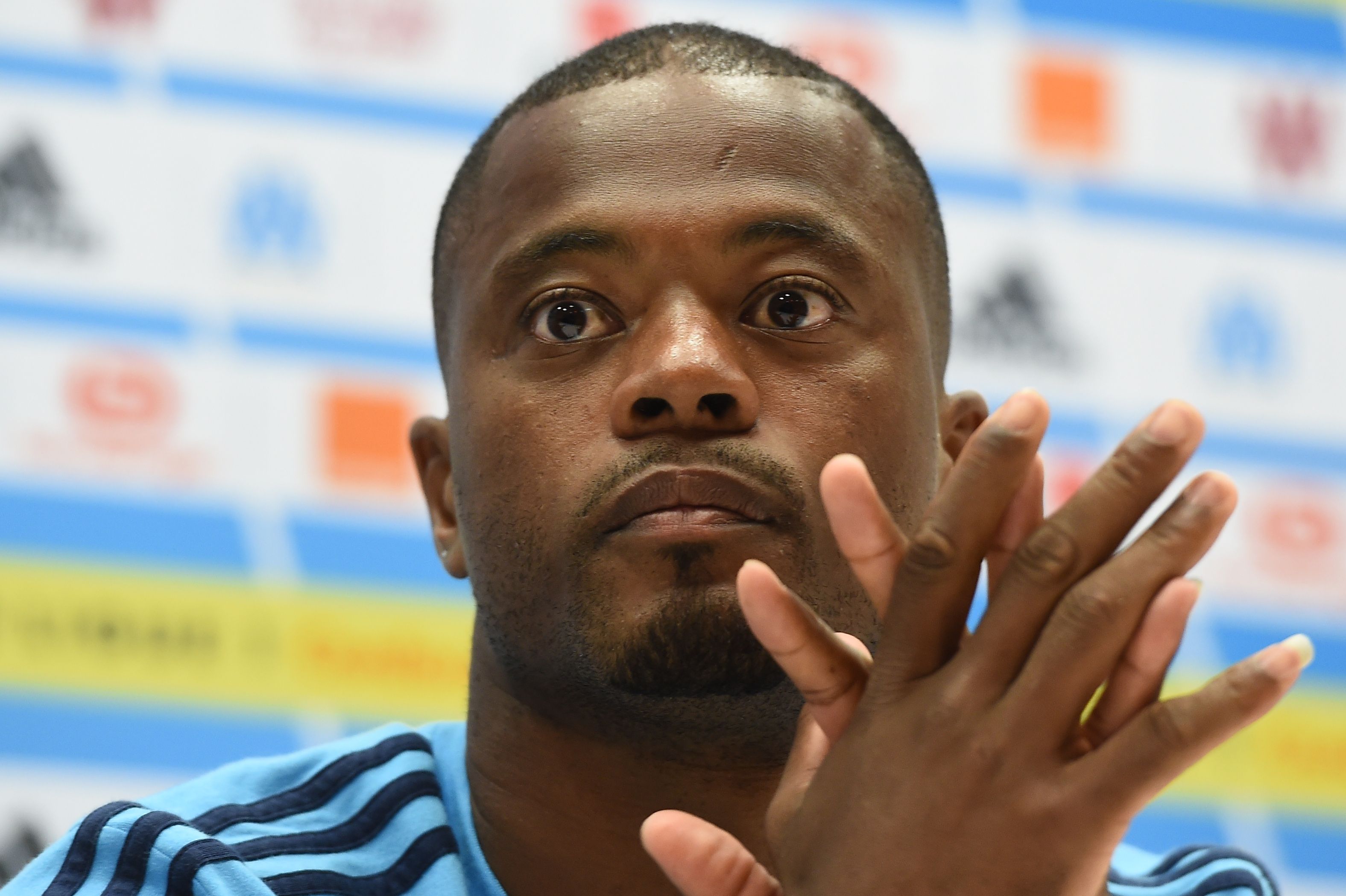 El defensa francés Patrice Evra publicó su autobiografía y contó, entre muchas otras cosas, que fue víctima de abuso sexual cuando tenía 13 años. Foto Prensa Libre: AFP.