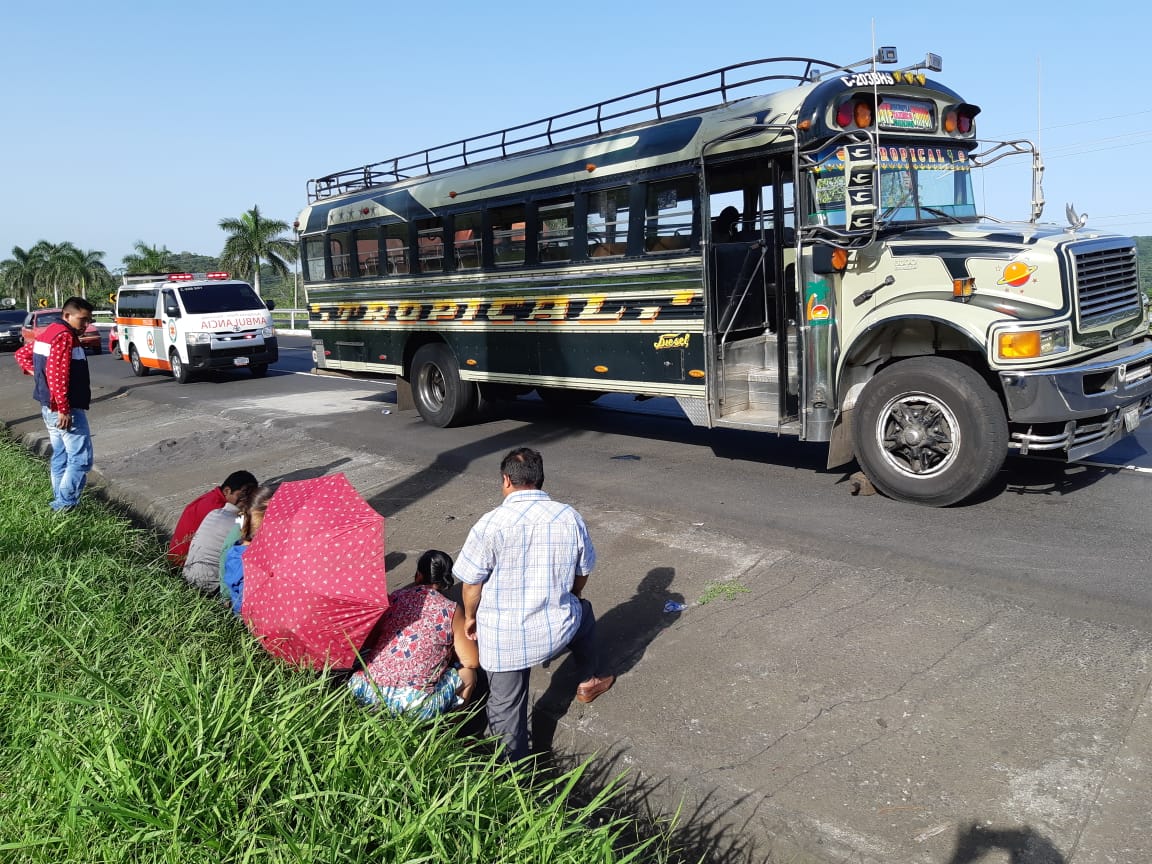 Usuarios permanecen junto a bus que fue objeto de asalto en la Autopista Palín-Escuintla. (Foto Prensa Libre: Enrique Paredes).