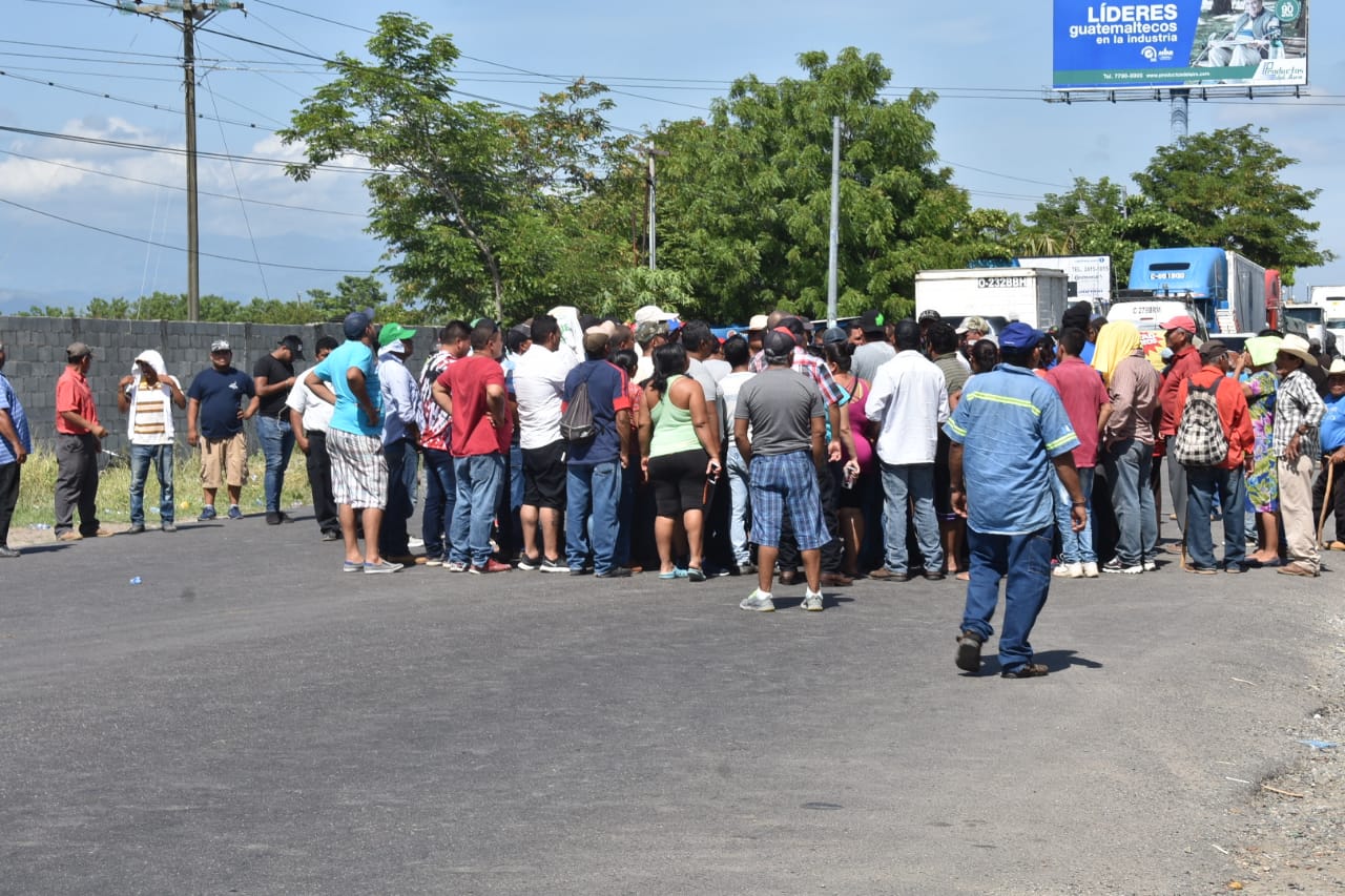 Bloqueo persiste en el kilómetro 125 de la ruta al Atlántico, donde pobladores rechazan proyecto hidroeléctrico. (Foto Prensa Libre: Mario Morales). 