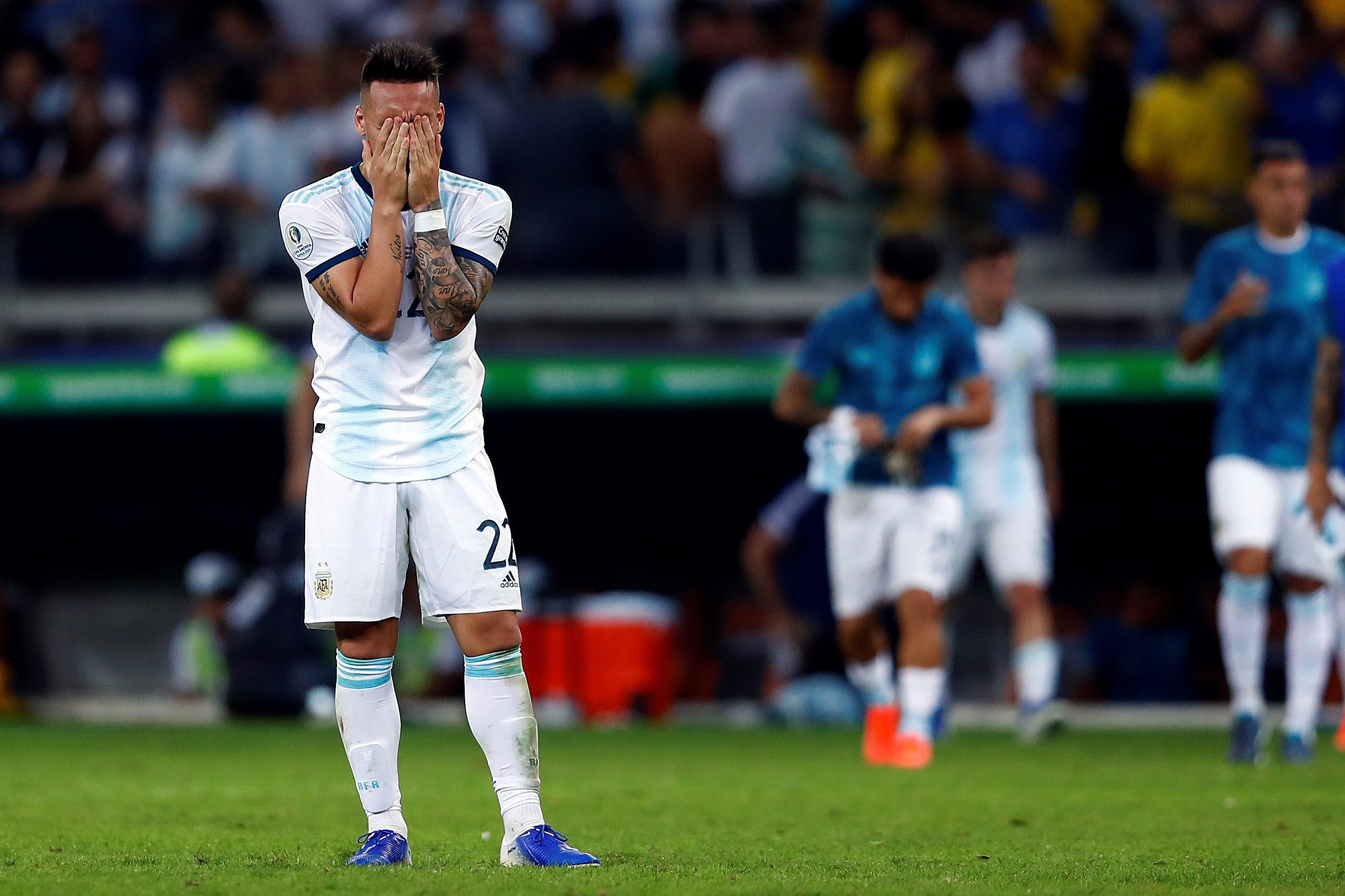 Lautaro Martínez de Argentina al final del partido Brasil-Argentina de semifinales de la Copa América de Fútbol 2019, en el Estadio Mineirão de Belo Horizonte, Brasil. (Foto Prensa Libre: EFE)