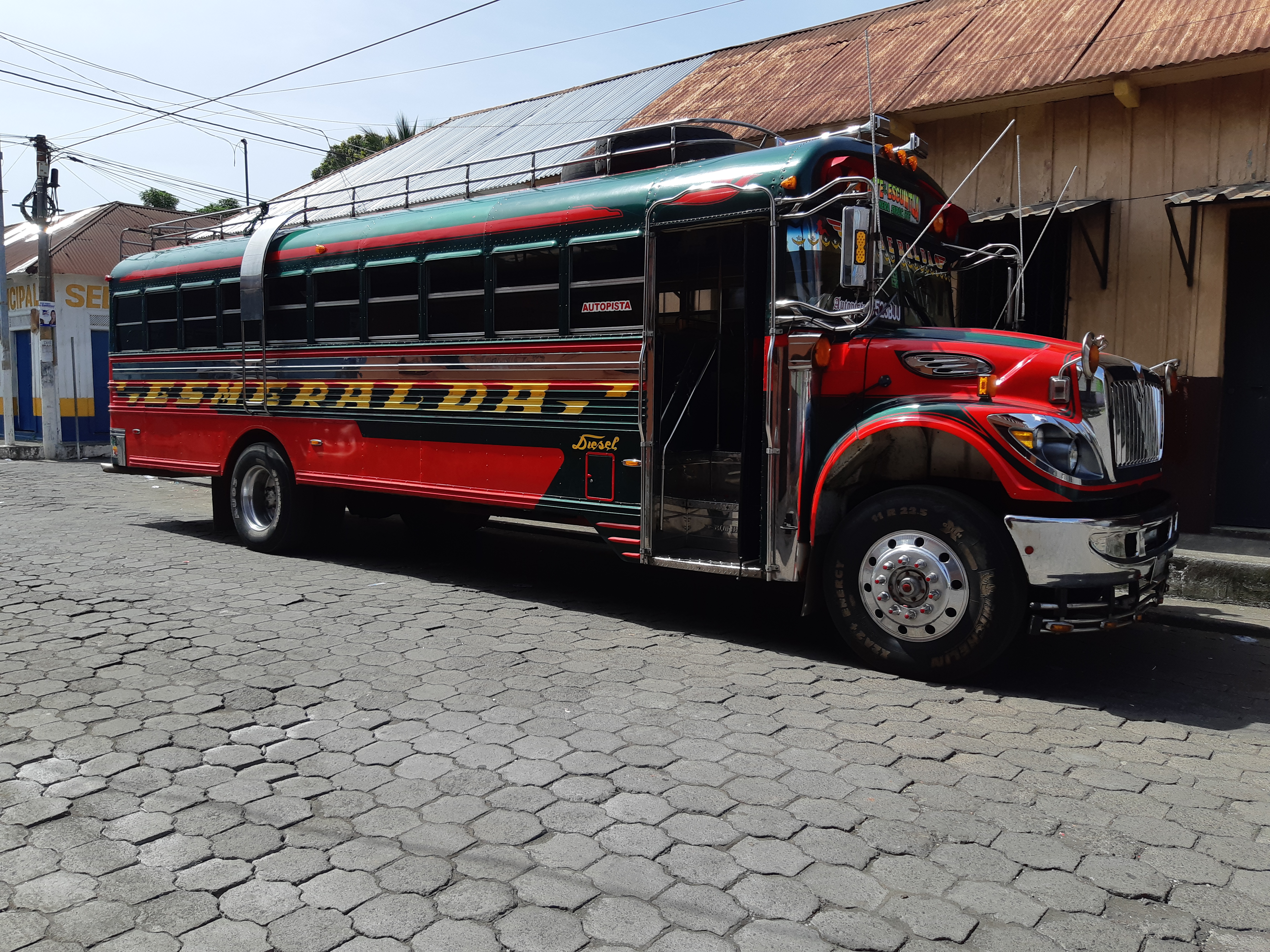 Unidad de los Transportes Esmeralda que fue objeto de asalto. (Foto Prensa Libre: Enrique Paredes). 