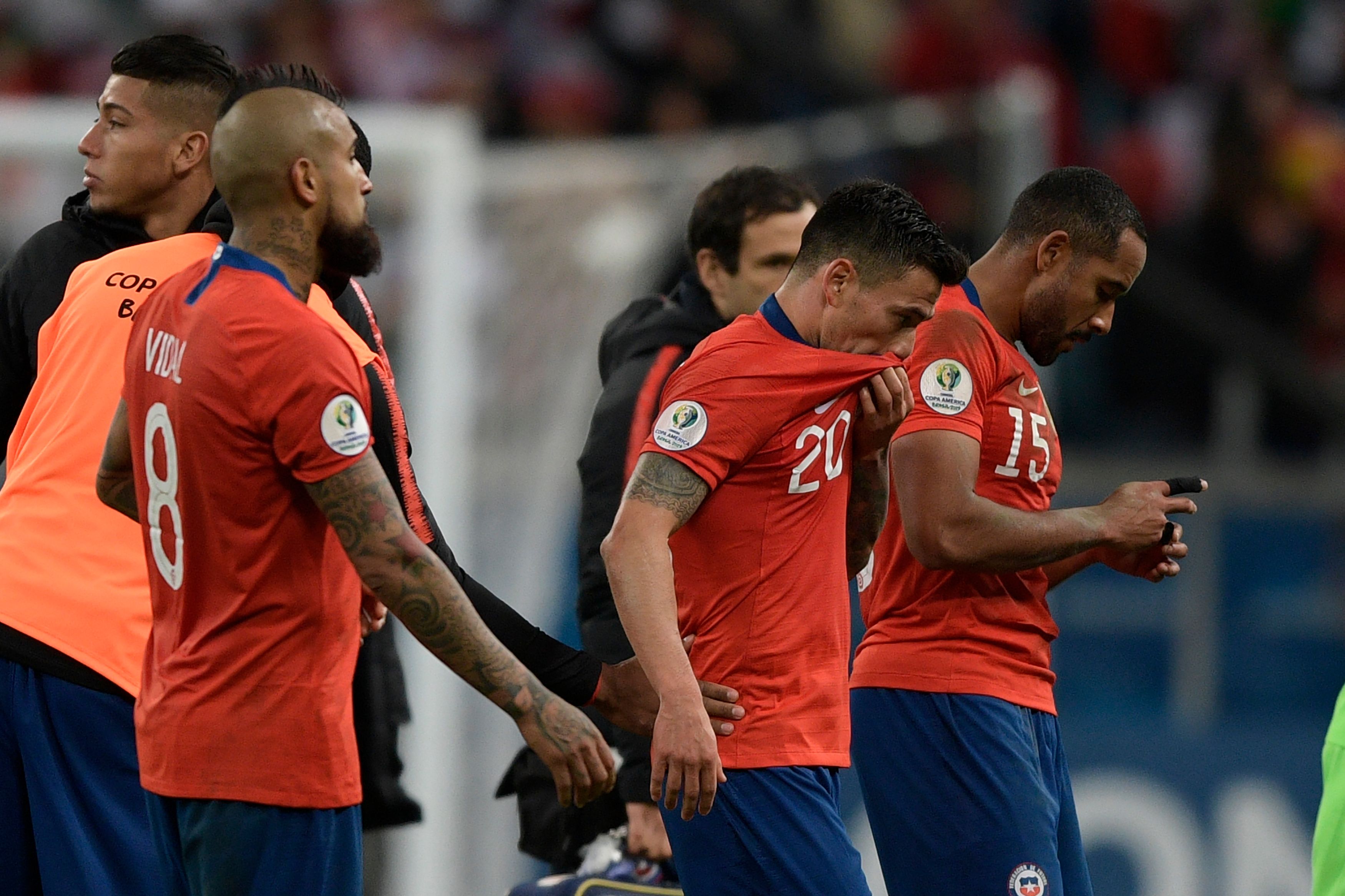 Chile, bicampeón de la Copa América, se quedó sin la posibilidad del tricampeonato al perder ayer en las semifinales por 3-0 contra Perú, que disputará la final del torneo continental frente a Brasil el próximo domingo en el Maracaná (Foto Prensa Libre: AFP)