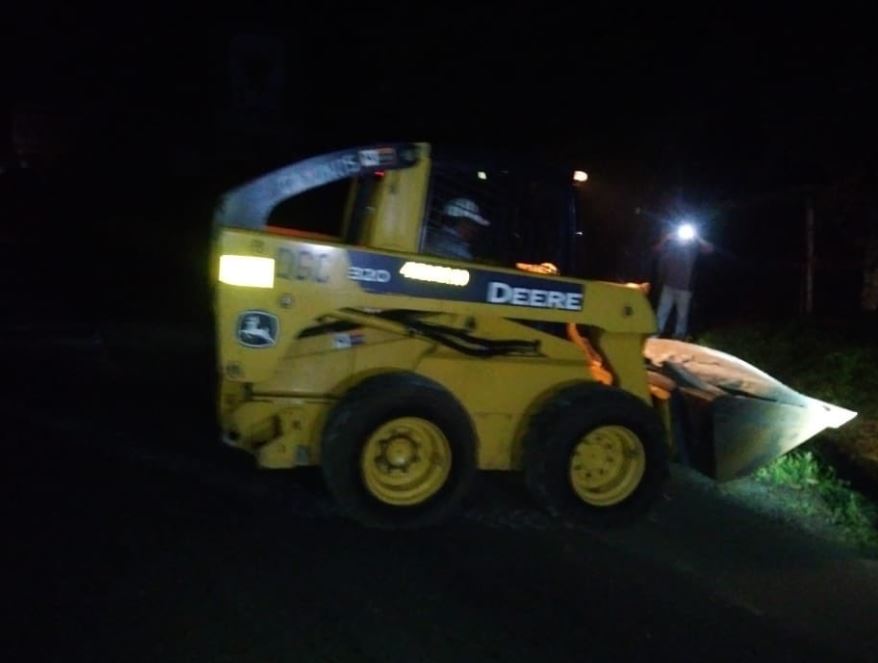 Una de las máquinas que permanece retenida por pobladores de Coatepeque desde temprana hora de este martes 30 de julio. (Foto Prensa Libre: @CIVguate)

