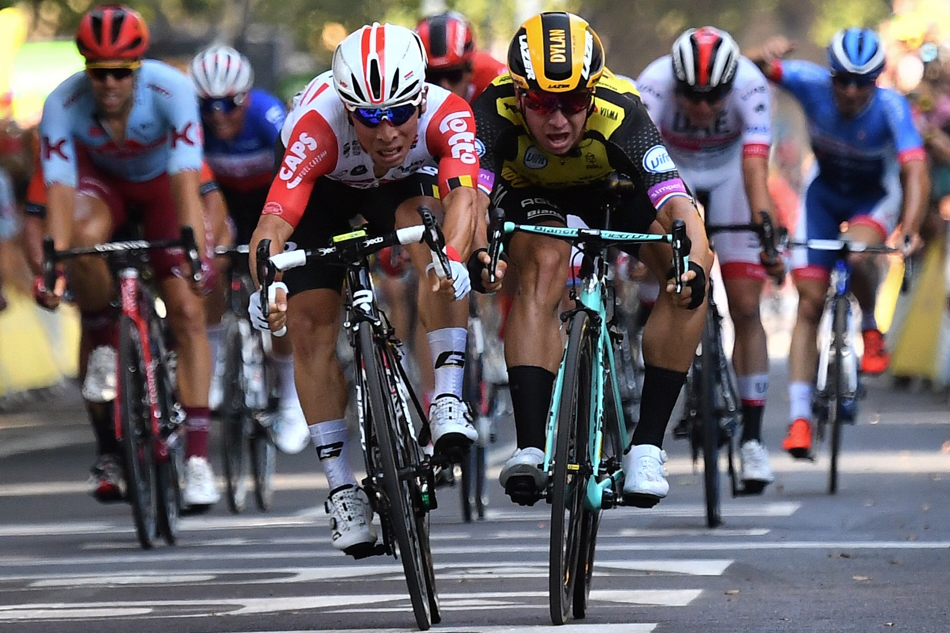  Caleb Ewan al frente y el holandés Dylan Groenewegen en un intenso remate. (Foto Prensa Libre: AFP)