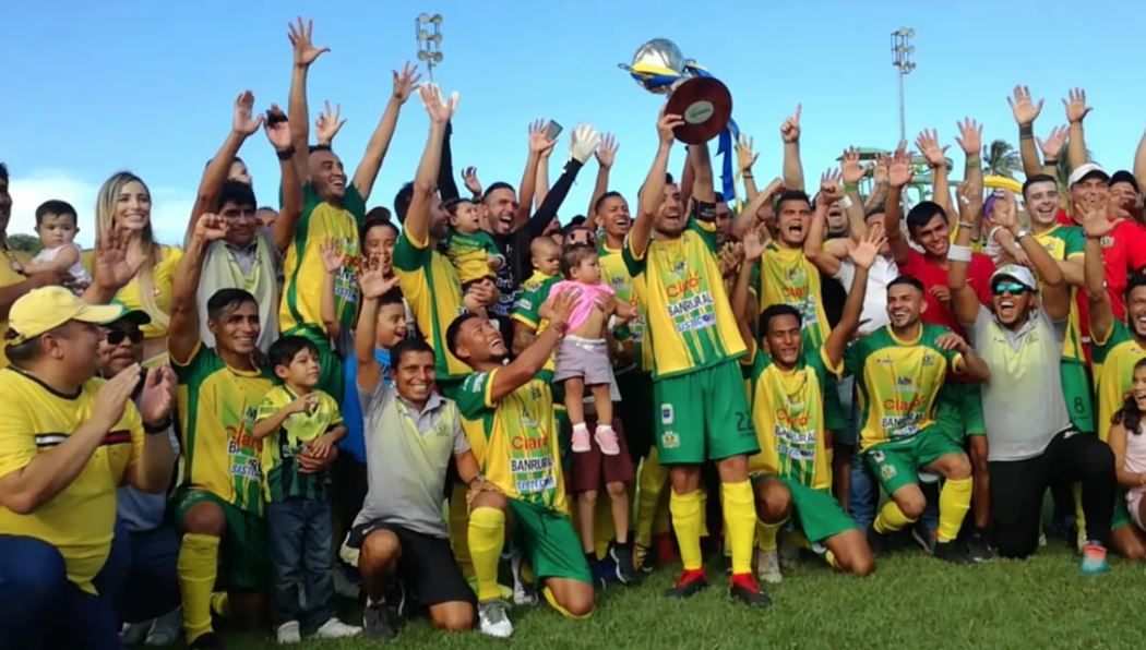 Los jugadores de Guastatoya presumen la copa conquistada. (Foto Prensa Libre: Luis López)