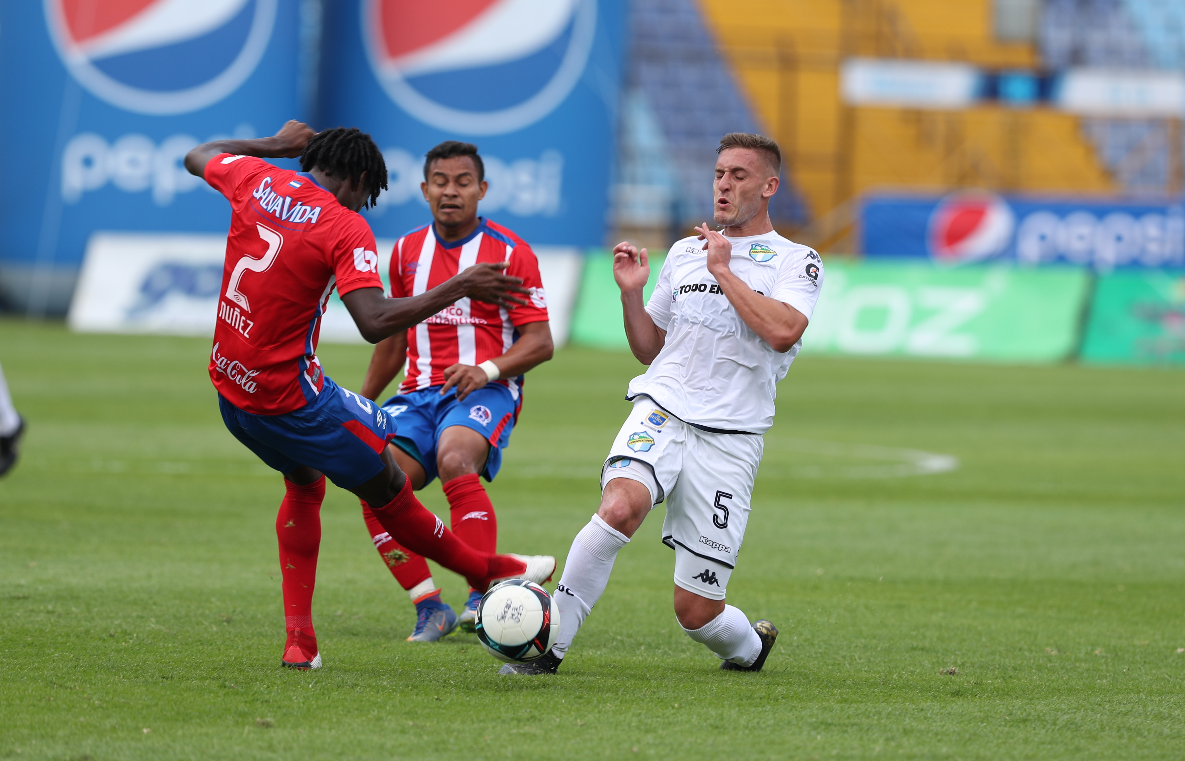 El argentino Cristian Hernández se lesionó en el juego frente al Olimpia. (Foto Prensa Libre: Edwin Fajardo)