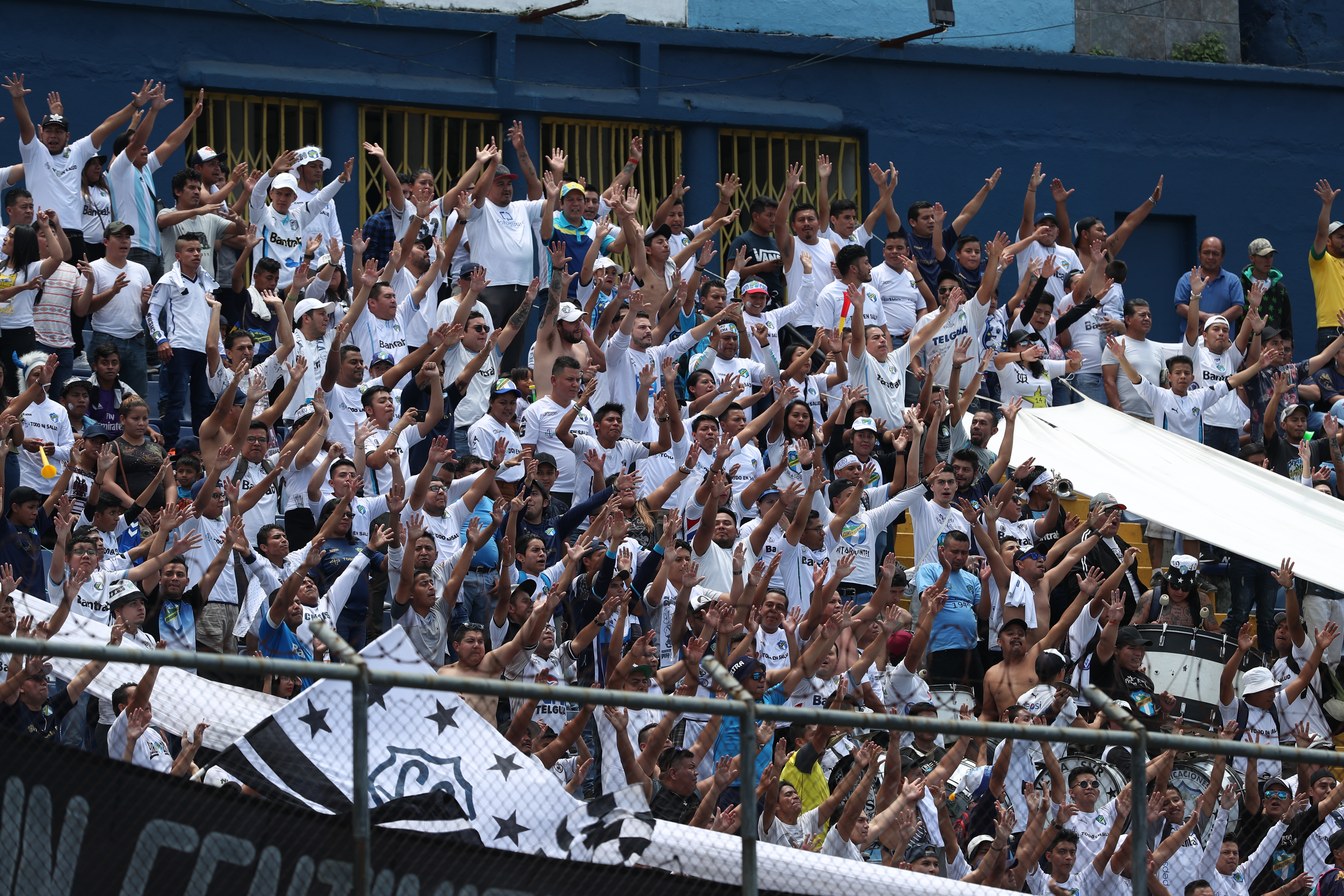 La afición de Comunicaciones respondió al llamado para apoyar a su equipo en su estreno en la Copa Premier Centroamericana (Foto Prensa Libre: Edwin Fajardo)